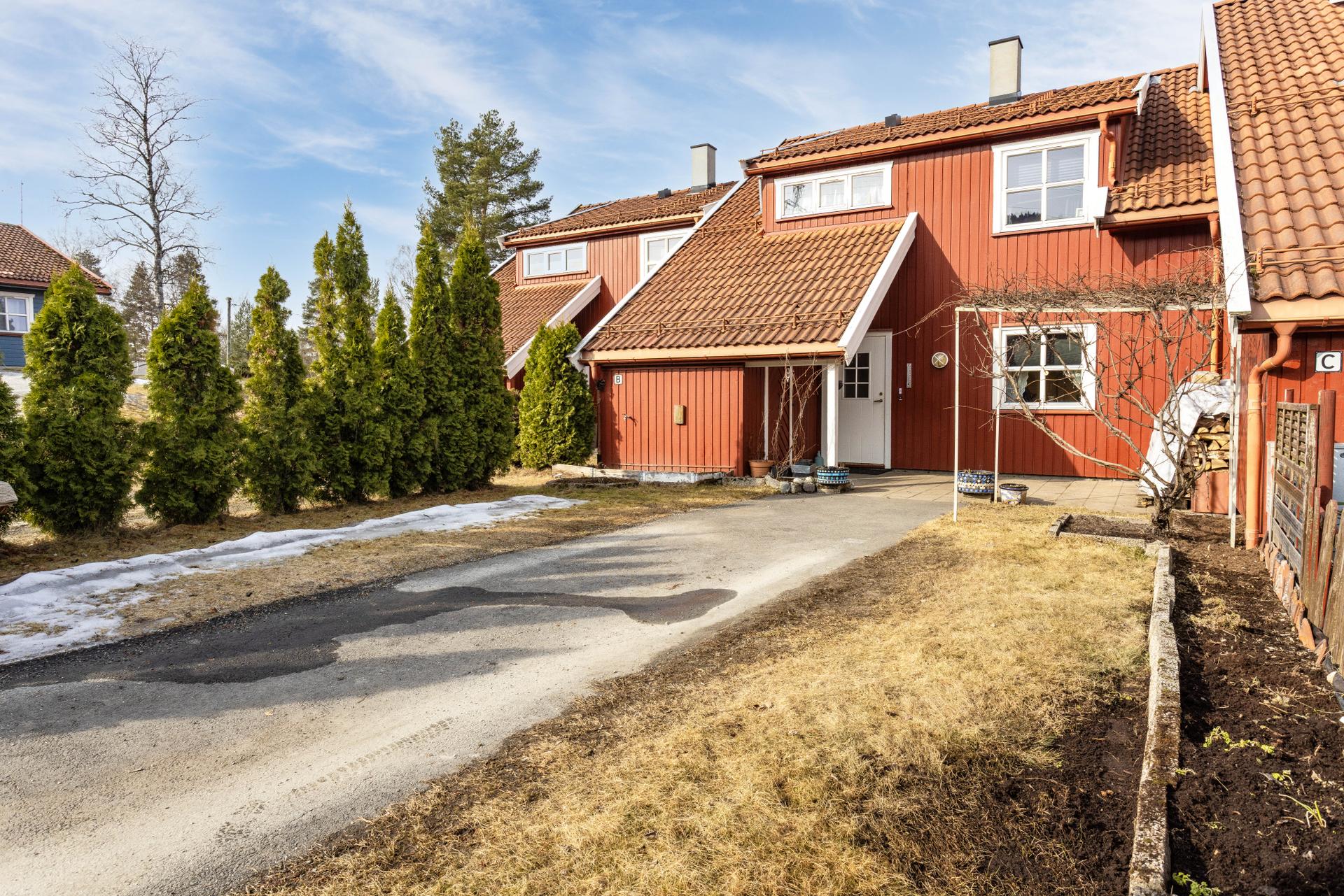 Man møtes av et hyggelig inngangsparti opparbeidet med asfaltert vei og steinlagt uteplass.. Bilde nummer 3 av 3