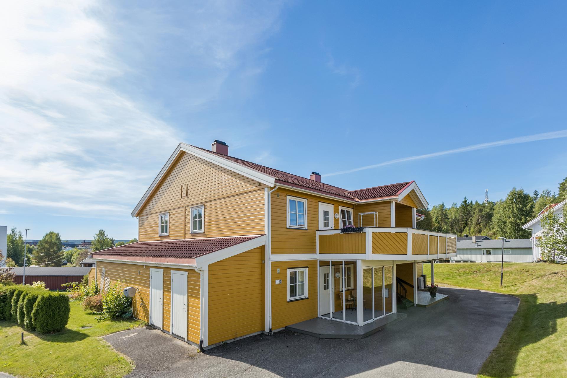 Fin beliggenhet i et etablert og rolig boligområde omtrent en kilometer fra Elverum sentrum.. Bilde nummer 2 av 3