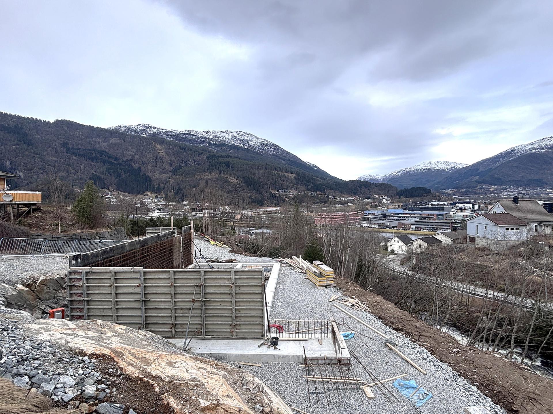 Betongarbeidet er godt i gong. Bilde nummer 2 av 3