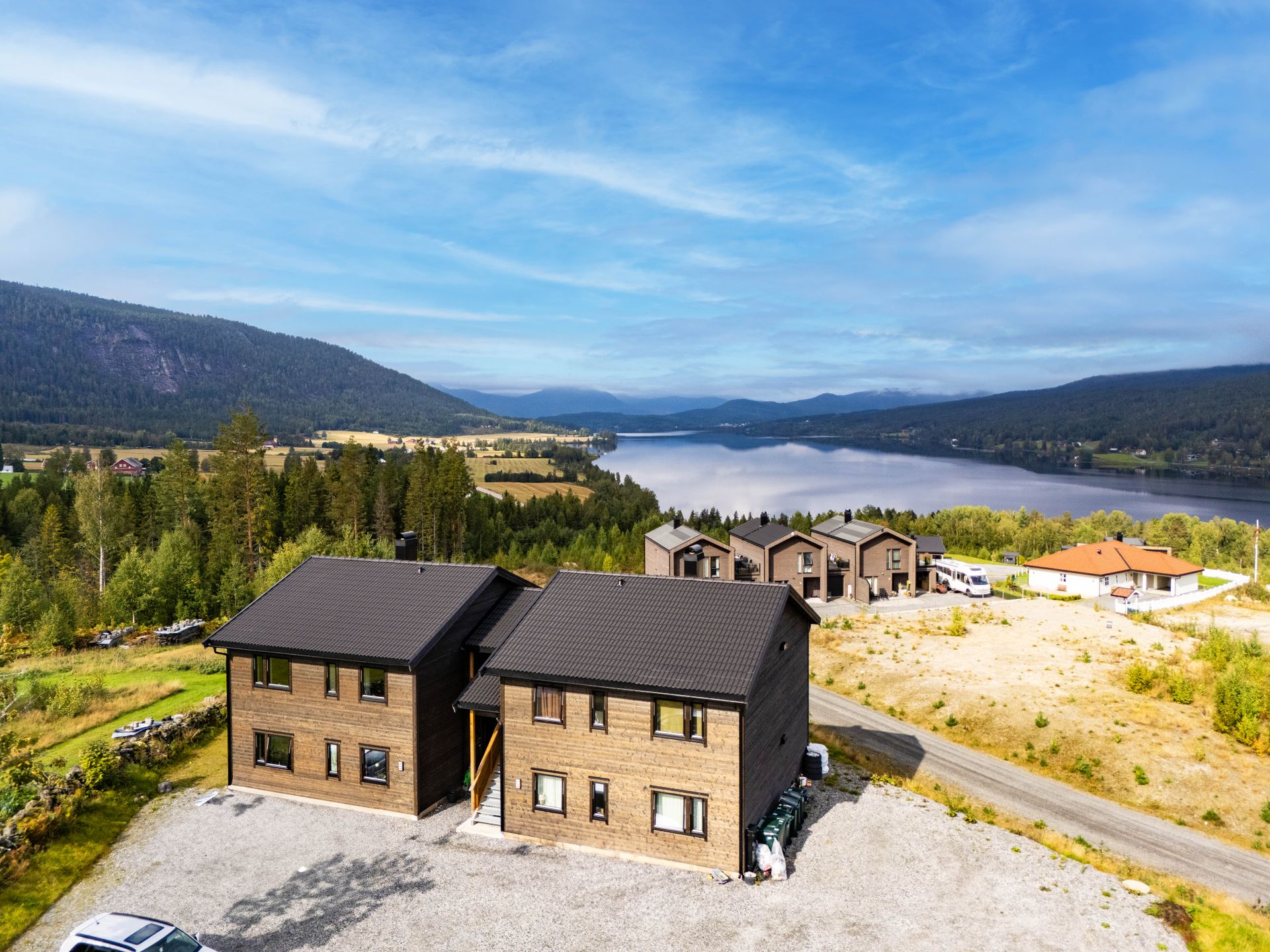 Leiligheten ligger på Sandbråten panorama med nydelig utsikt ut over Soneren/dalen med gode solforhold. . Bilde nummer 2 av 3