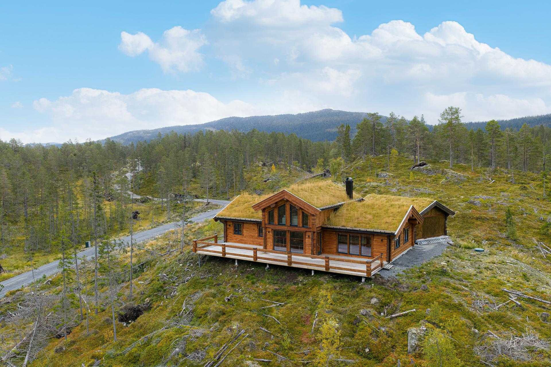 Flott laftet familiehytte utført i høy standard, med solrik beliggenhet og fantastisk utsikt mot Gaustatoppen mm.. Bilde nummer 2 av 3