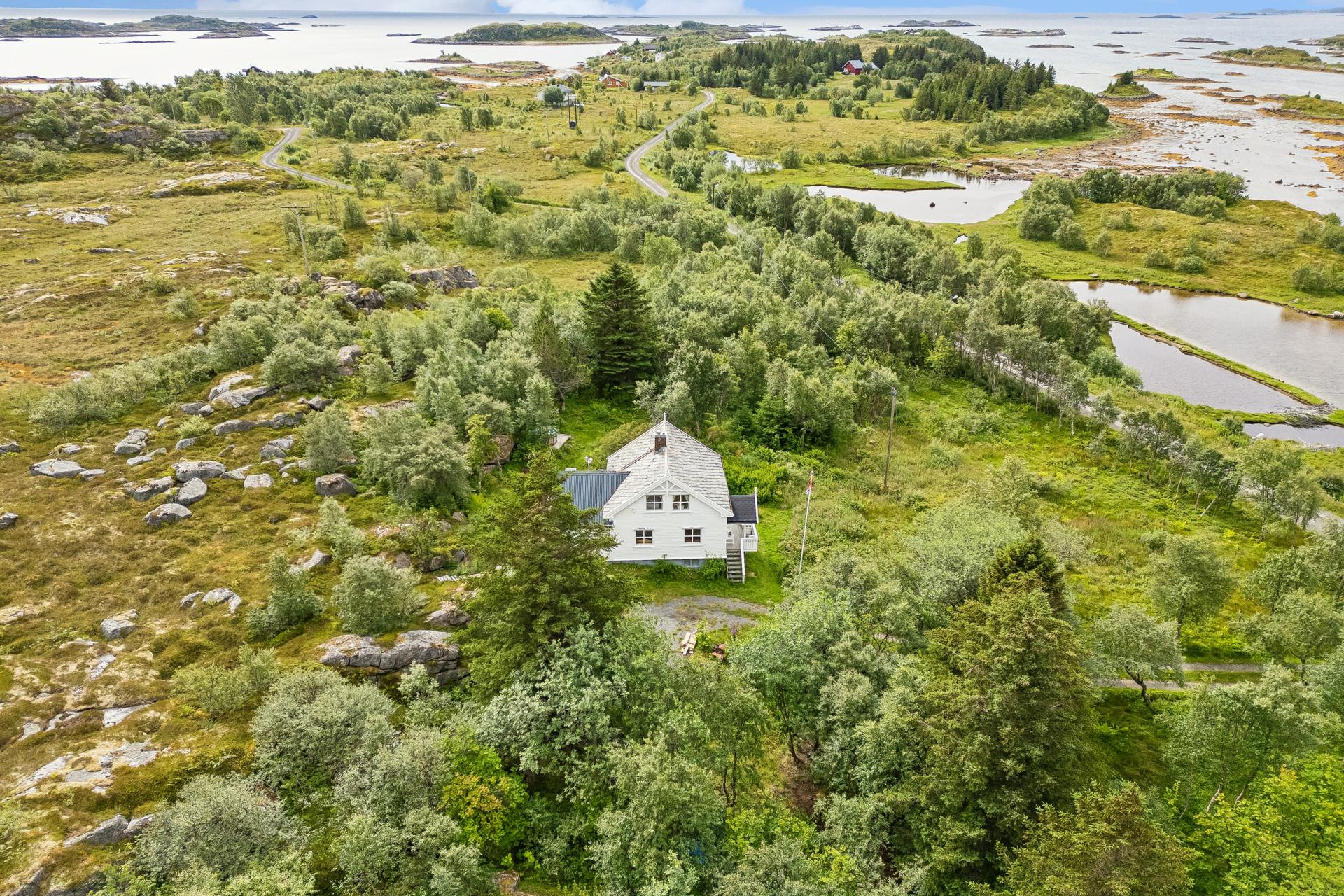 Velkommen til Langdragsveien 16 - Presentert av EiendomsMegler1 Lofoten! Foto: EFKT. Bilde nummer 1 av 3