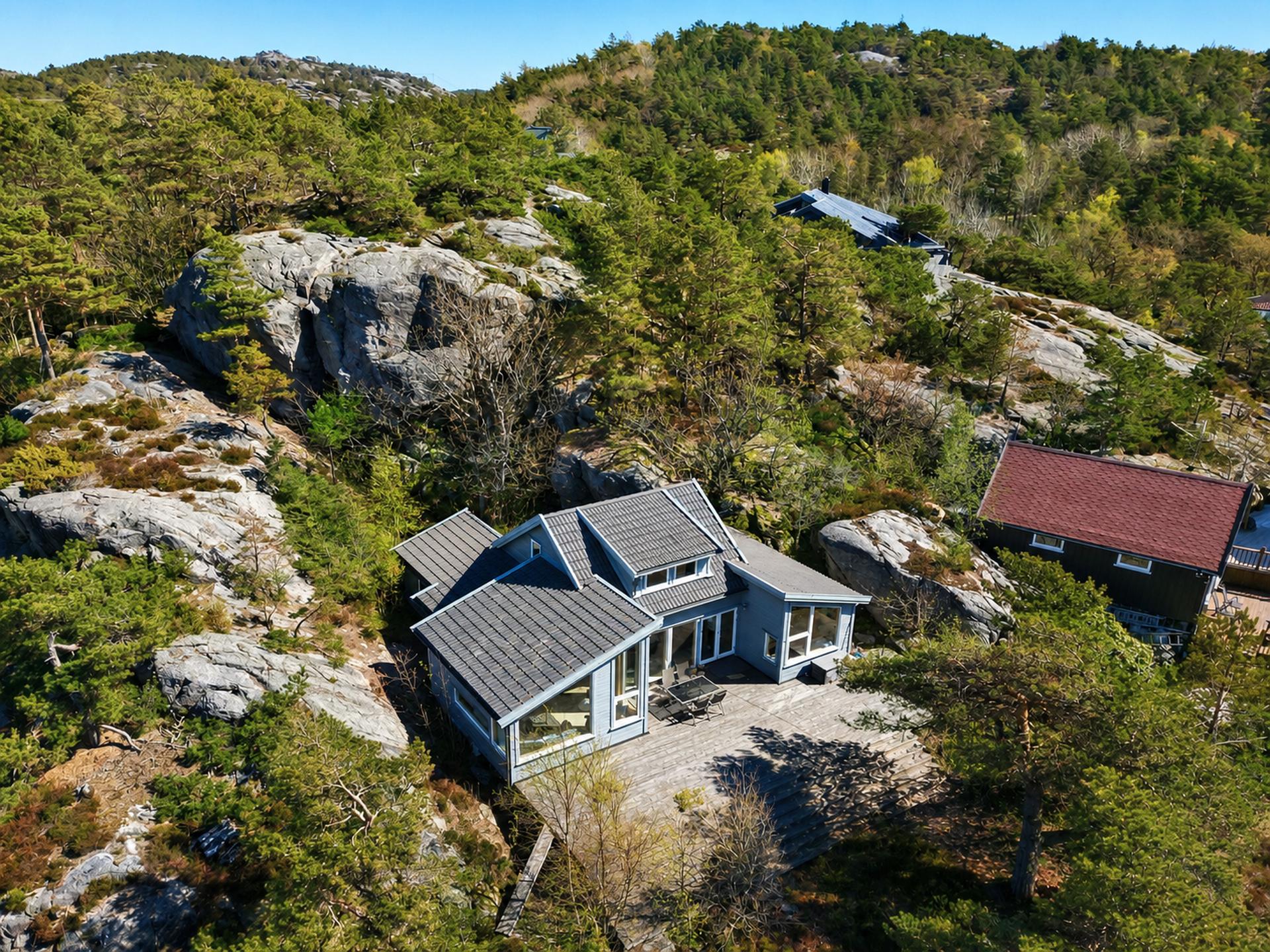 Denne landfaste fritidseiendommen fra 2009 er plassert i et naturskjønt område med nærhet til sjøen!. Bilde nummer 2 av 3
