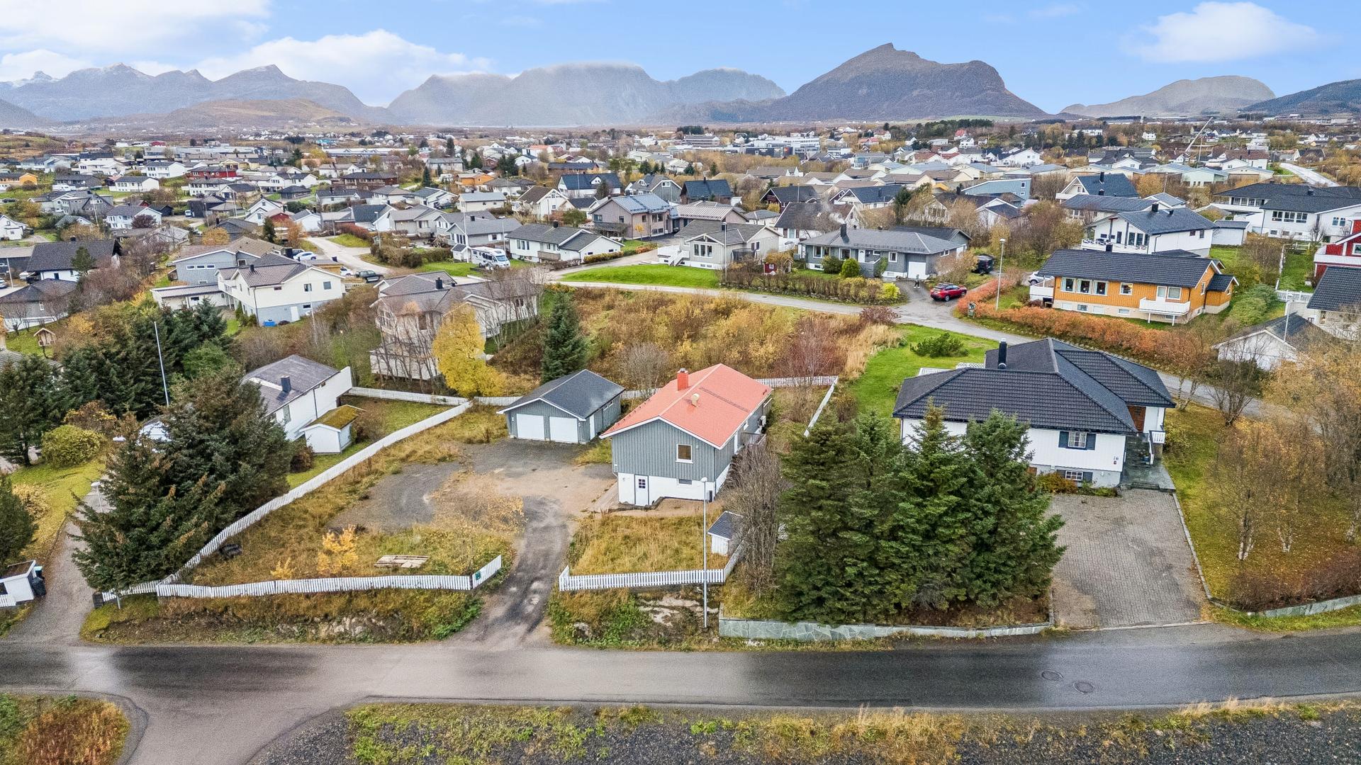Her bor du med gangavstand til den folkekjære lysløypa og Leknesmarka. I nærområdet finner du bl.a. barnehage, skole, idrettspark og frisbeegolfbane. I tillegg er det ca. 1,3 km til Leknes sentrum.. Bilde nummer 2 av 3