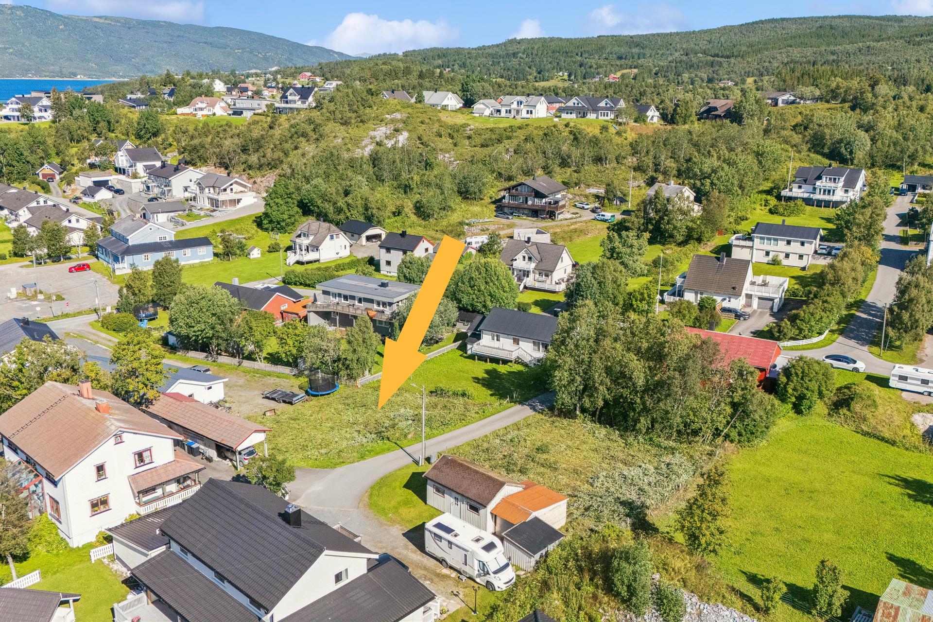 Avdelingsleder/Eiendomsmegler Øyvind Guldhaugen presenterer denne tomten i Kleiva på Evenskjer. . Bilde nummer 1 av 3