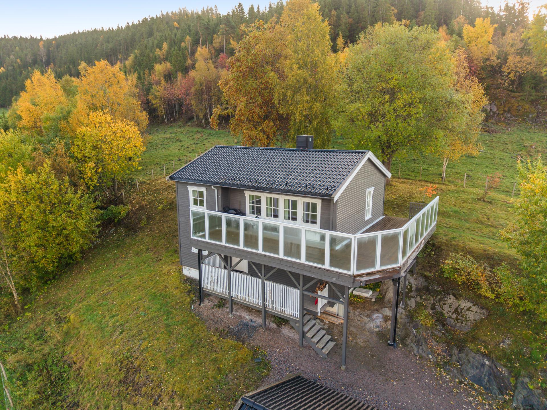 Landlig beliggende med flott utsikt over landskapet. . Bilde nummer 2 av 3