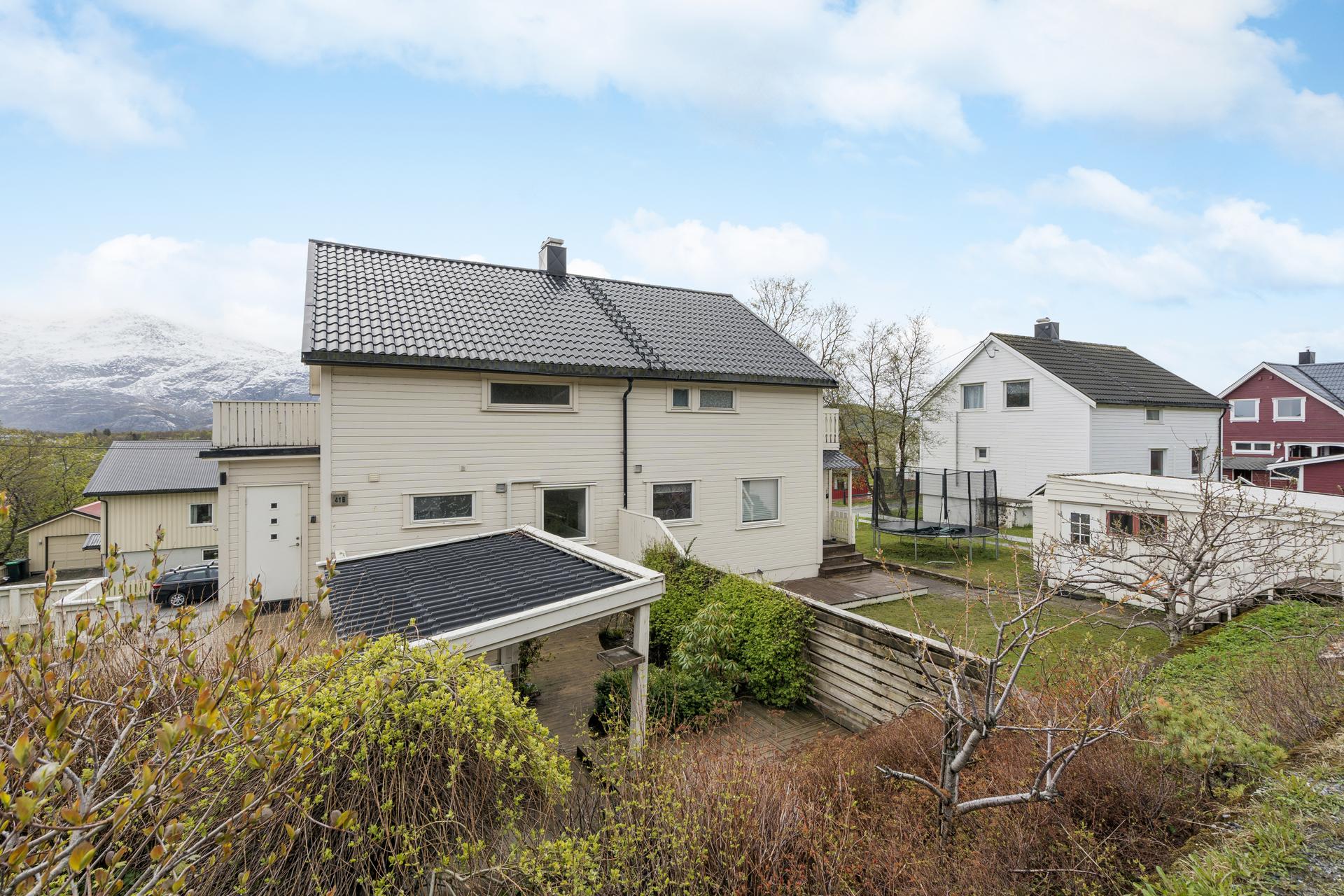 En innholdsrik halvpart av tomannsbolig med flere oppgraderinger i nyere tid . Bilde nummer 2 av 3