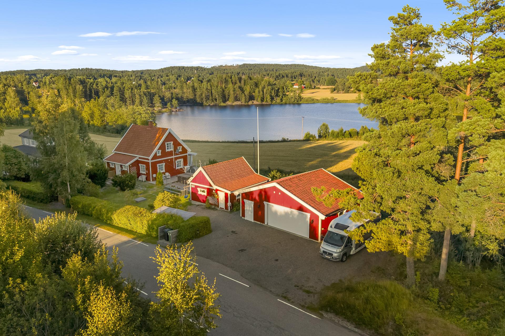 Beliggenhet med nærhet til både skog og vann.. Bilde nummer 3 av 3