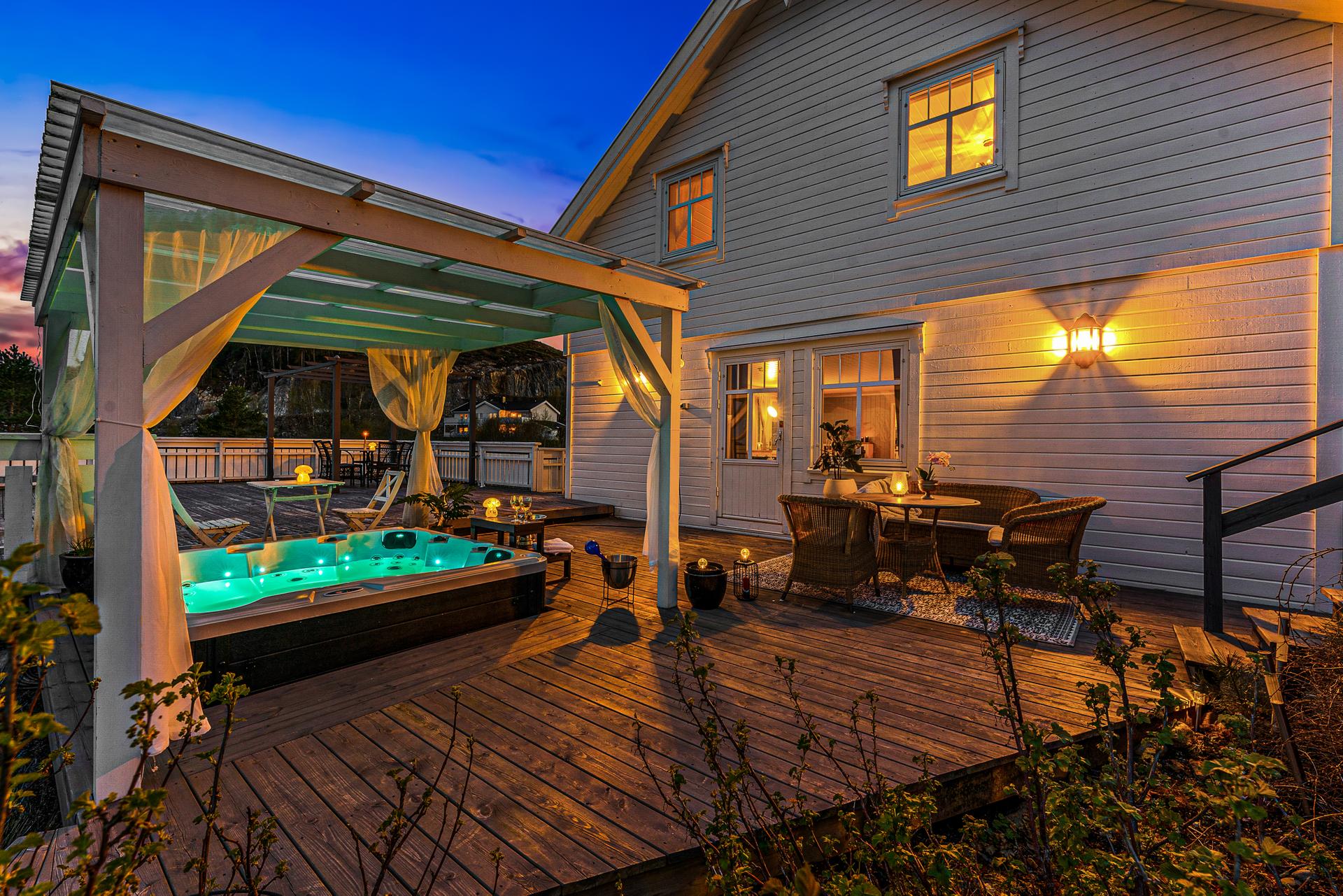 Boligen har terrasse med pergola og jacuzzi. Fra terrassen er det nydelig panoramautsikt mot Øyeren.. Bilde nummer 3 av 3