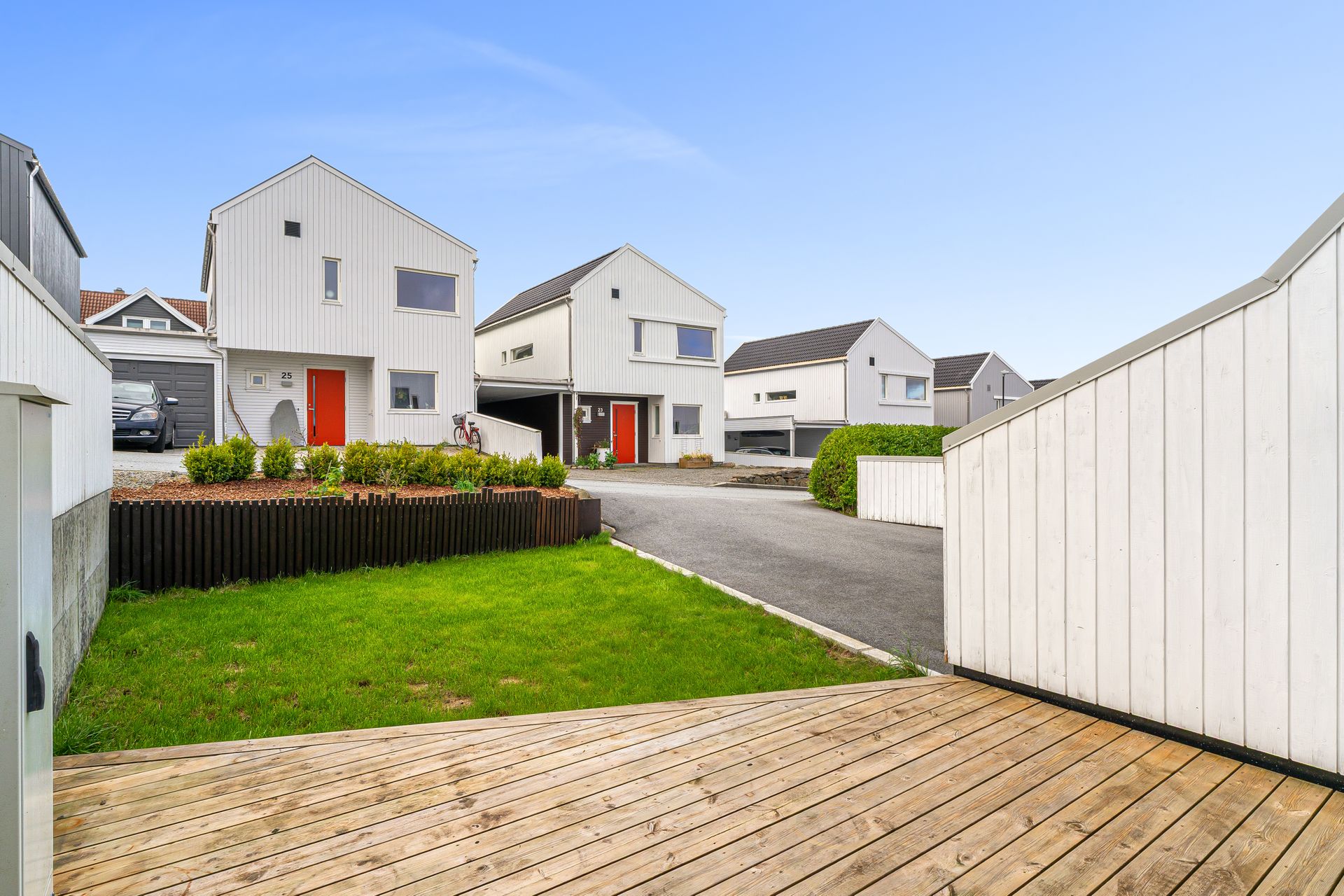 Parkering i carport med elbillader og romslig sportsbod. . Bilde nummer 3 av 3