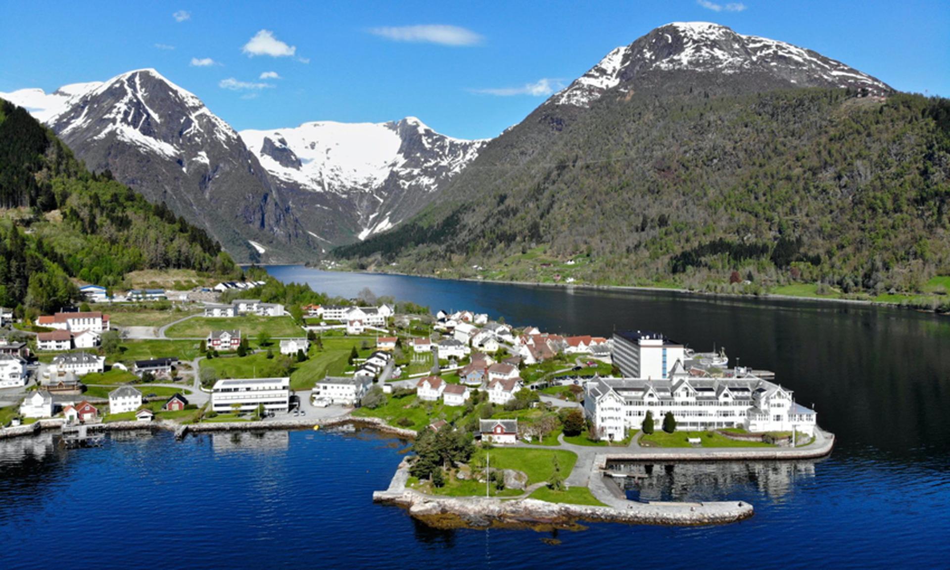 Leilegheitene passar like godt for fastbuande som til ferieføremål - her kan ein nyte det gode liv ved sjøen med gåavstand til alt Balestrand har å by på!. Bilde nummer 3 av 3