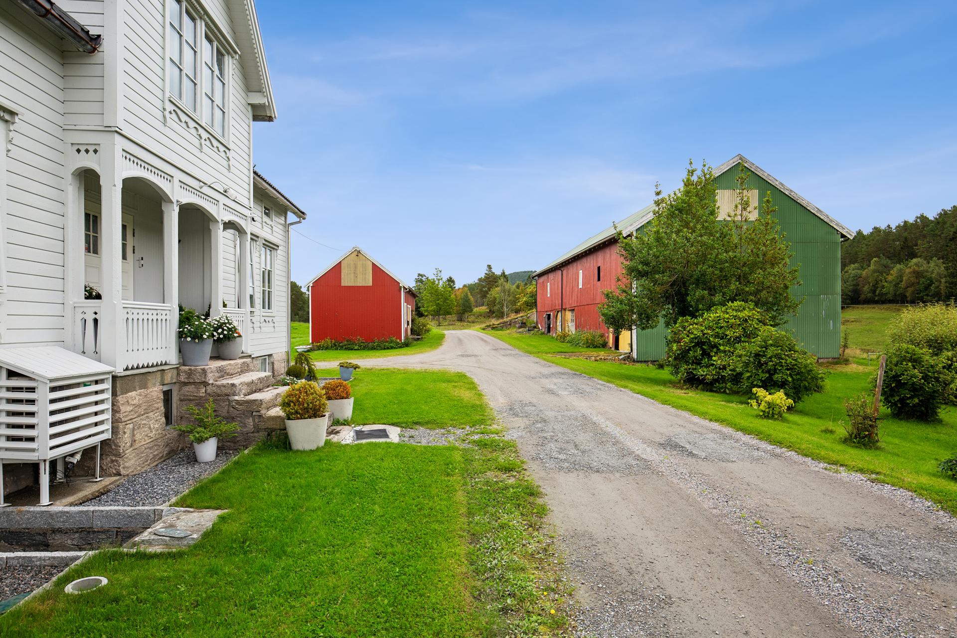 Våningshuset sett fra gårdsplassen.. Bilde nummer 3 av 3