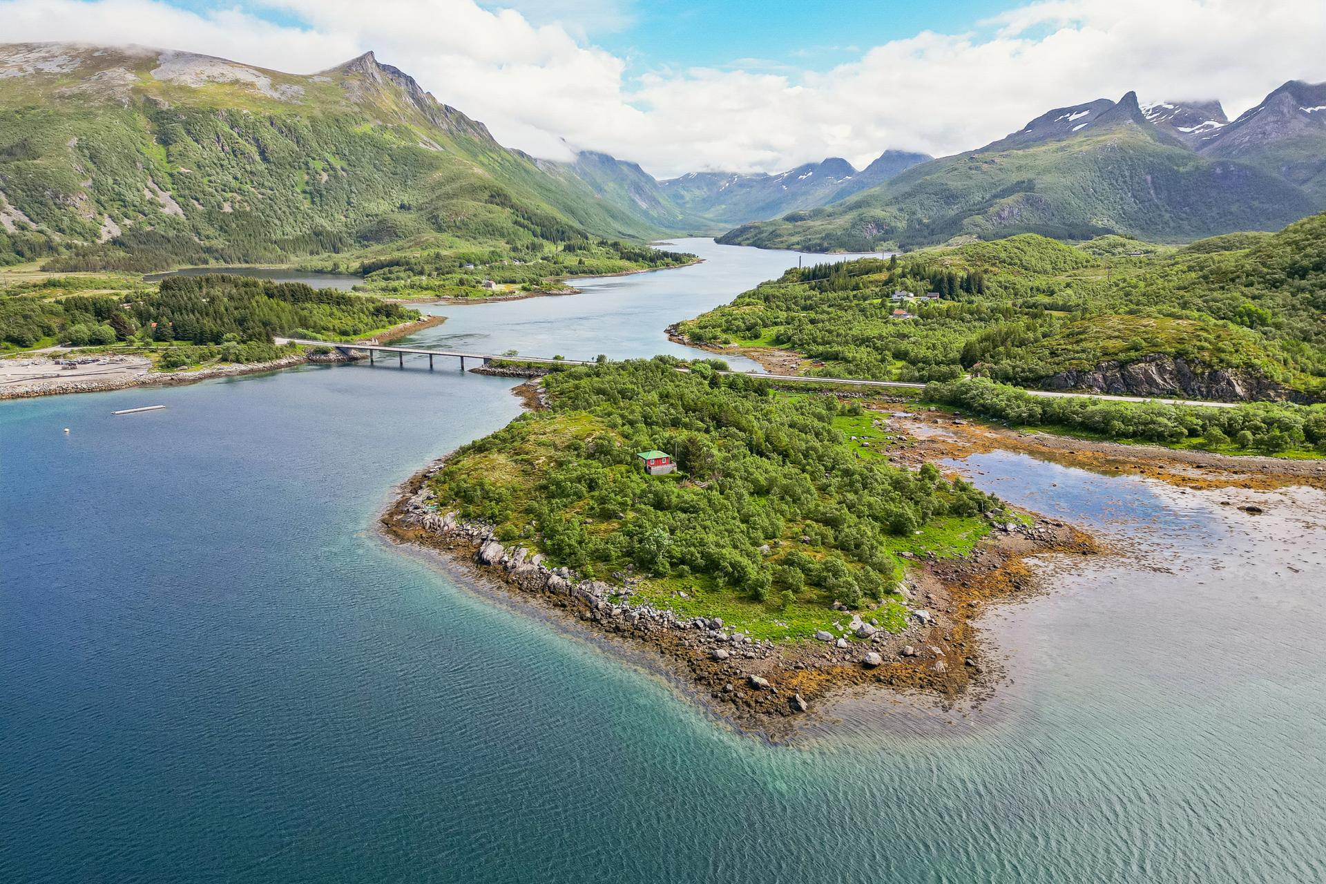 Velkommen til Lyngværveien 863 - Presentert av EiendomsMegler1 Svolvær. Foto: EFKT. Bilde nummer 1 av 3