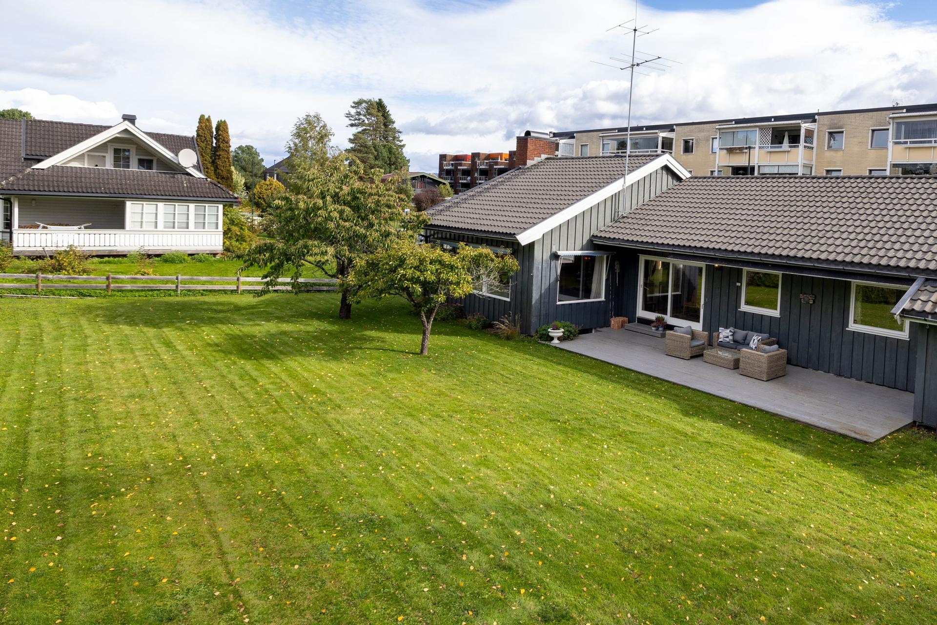 Innholdsrik enebolig over to plan med tilliggende garasje, stor tomt og vestvendt terrasseplatting.. Bilde nummer 2 av 3