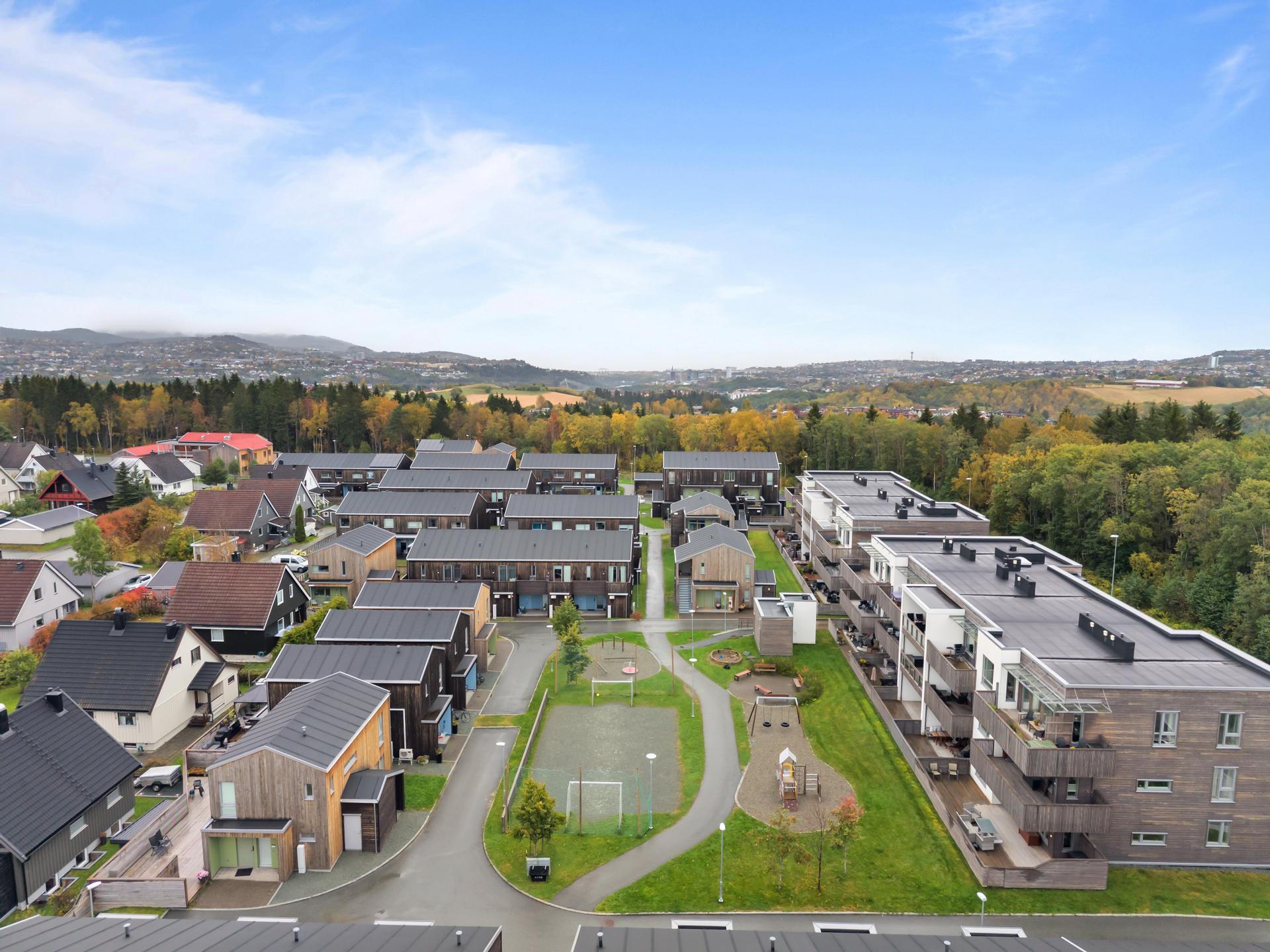 Boligen har en meget fin beliggenhet i et etablert boligområde på Tiller.. Bilde nummer 3 av 3