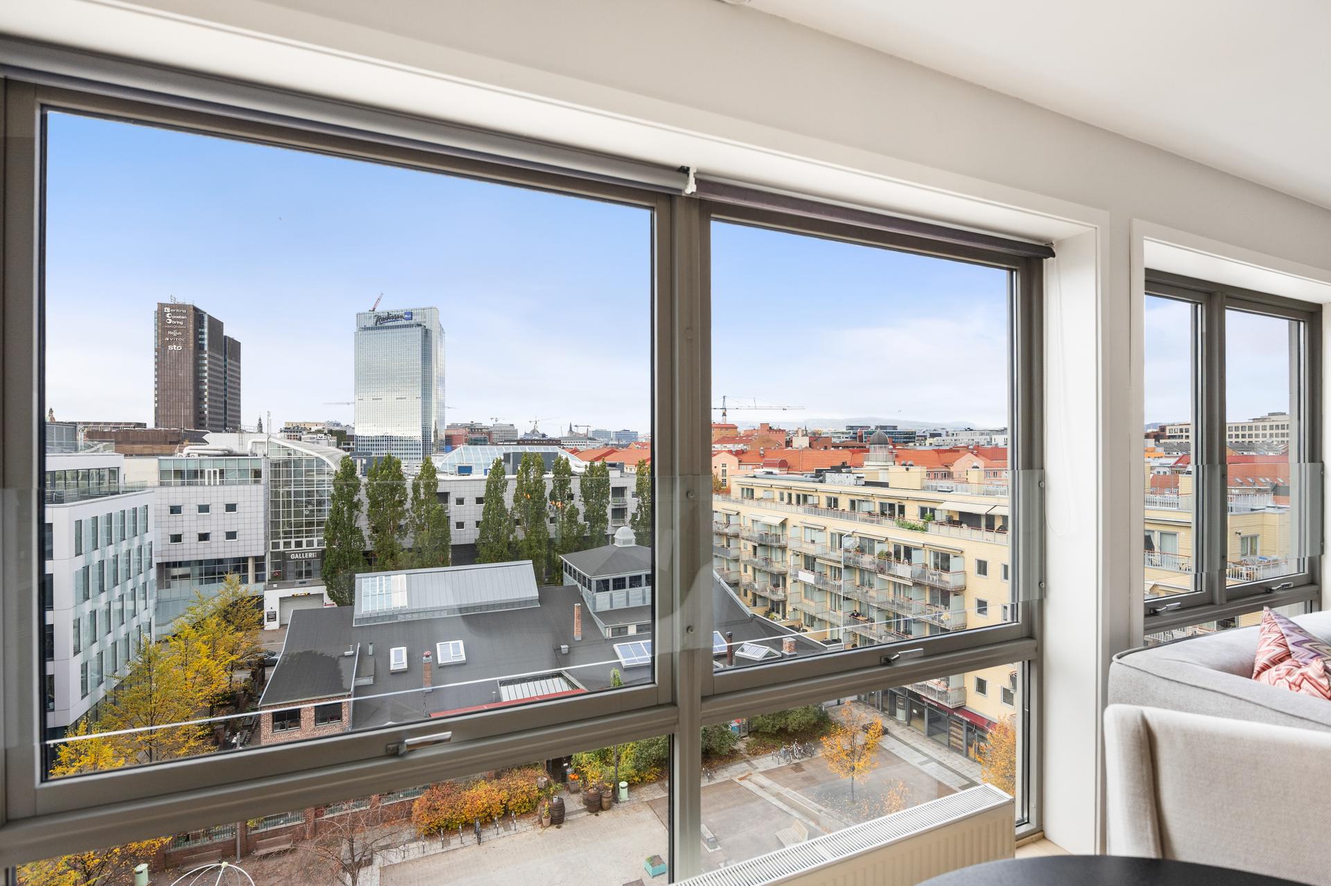 De store panoramavinduene gir mye dagslys og en unik utsikt mot byen og Teaterplassen.. Bilde nummer 3 av 3