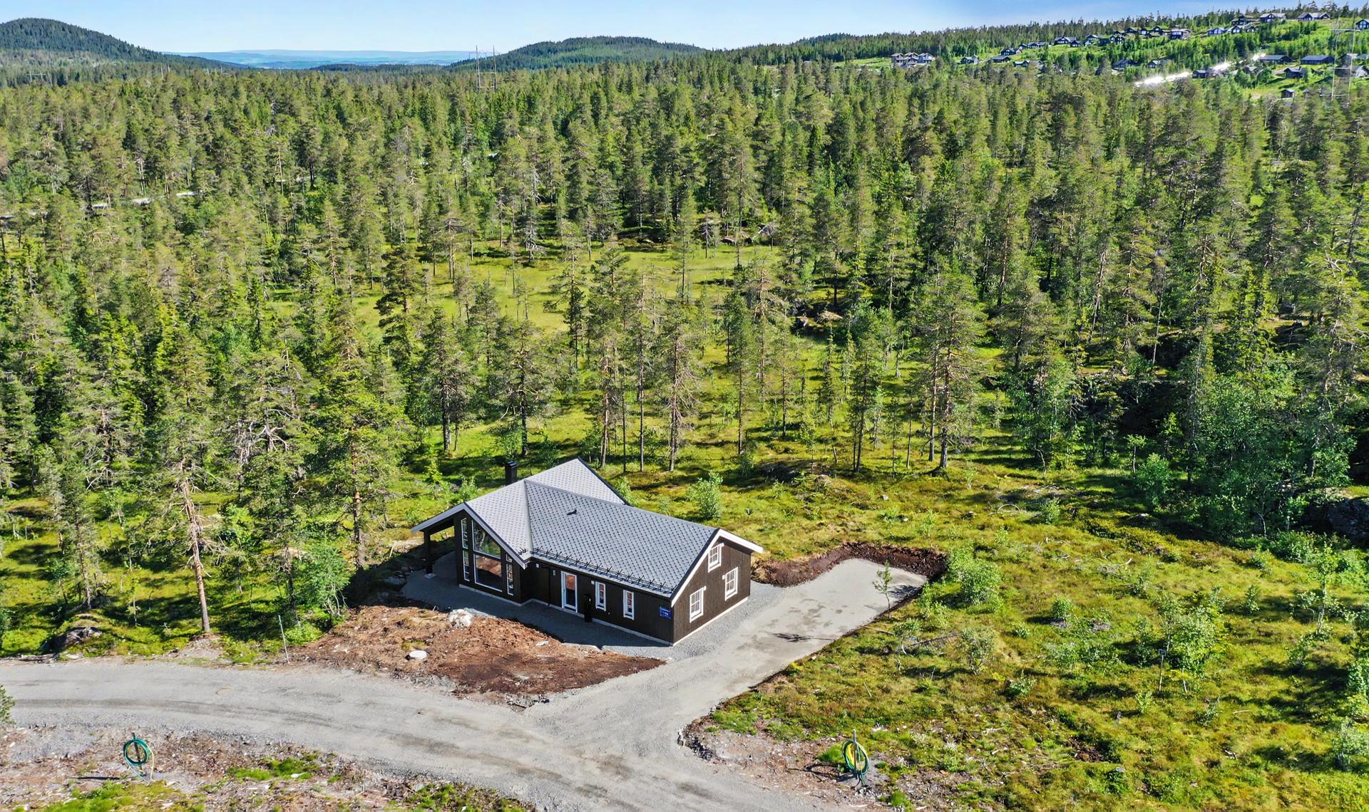 Som det synes av bildet har hytta tilbaketrukket beliggenhet, i utkanten av hyttefeltet og tilgrensende friarealer. Flott turterreng like utenfor hytta. Om vinteren går skiløypene like ved.. Bilde nummer 3 av 3