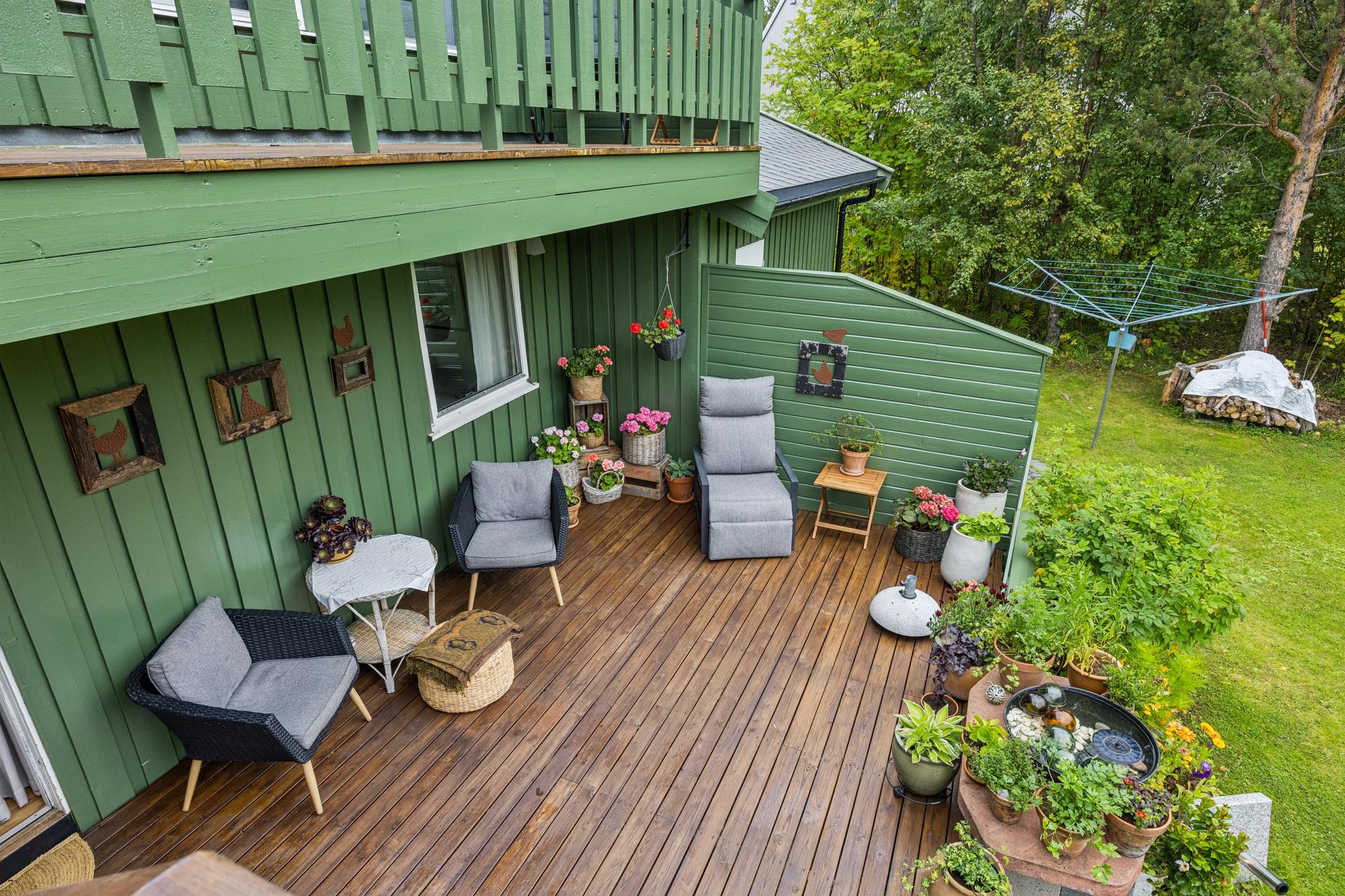 En usjenert og hyggelig uteplass med trapp opp til verandaen.. Bilde nummer 3 av 3