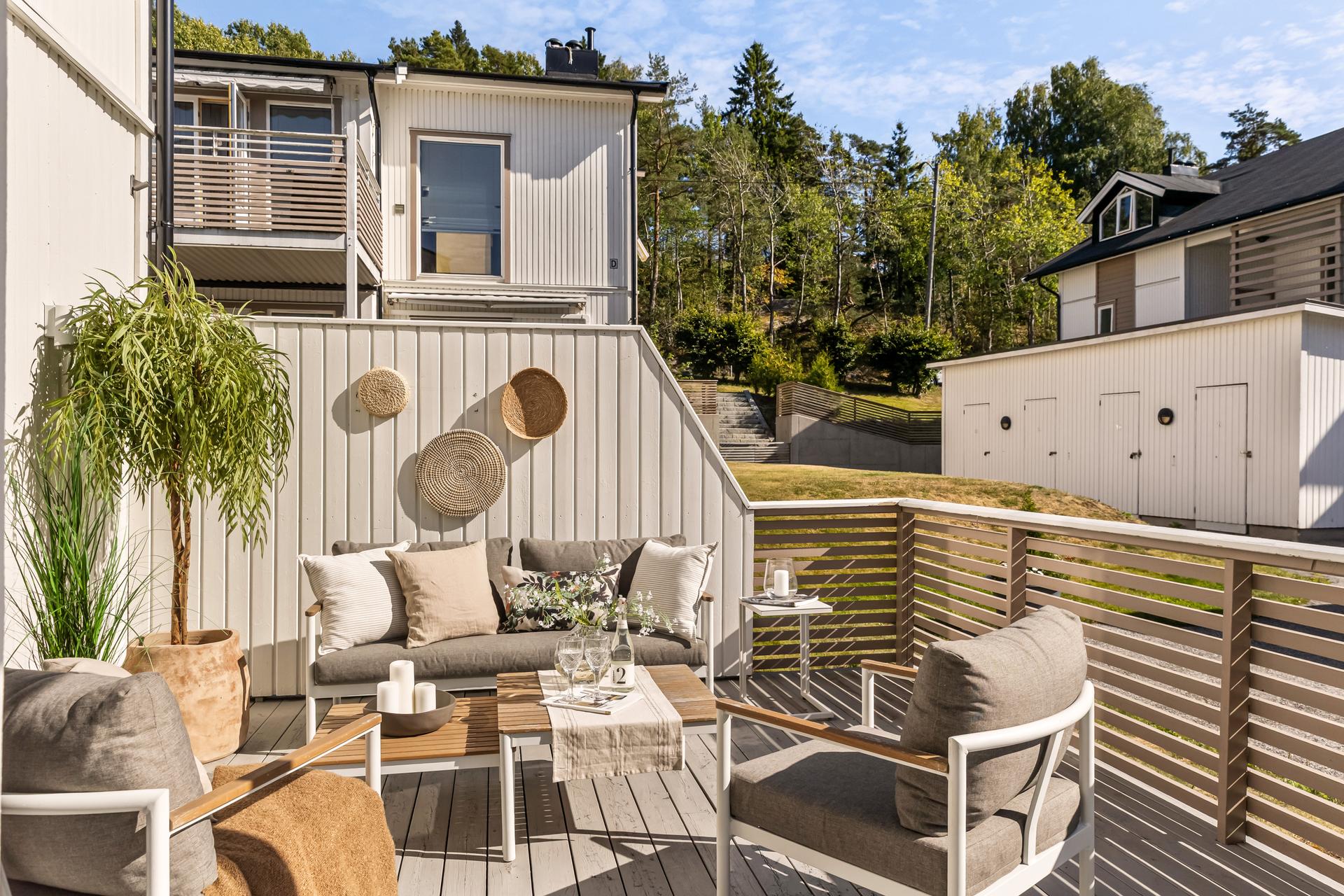 En romslig terrasse på 25 m² utvider stuen og gir rikelig med plass for utemøbler.. Bilde nummer 3 av 3