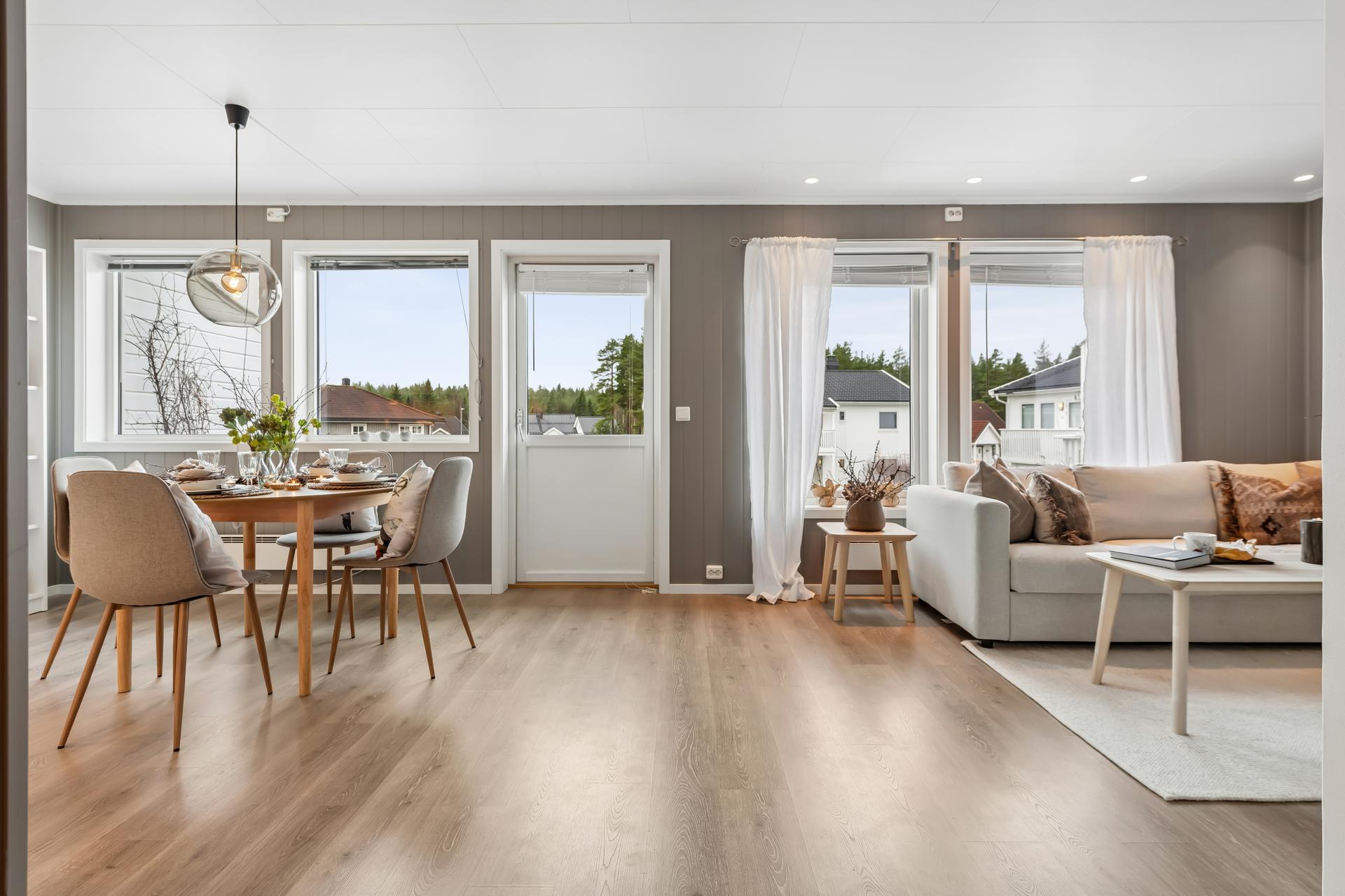 Velkommen til Flaggspettvegen 4B! Foto: Johan Anderson / EFKT.  En innbydende leilighet med direkte utgang via terrassedør til balkongen.. Bilde nummer 1 av 3