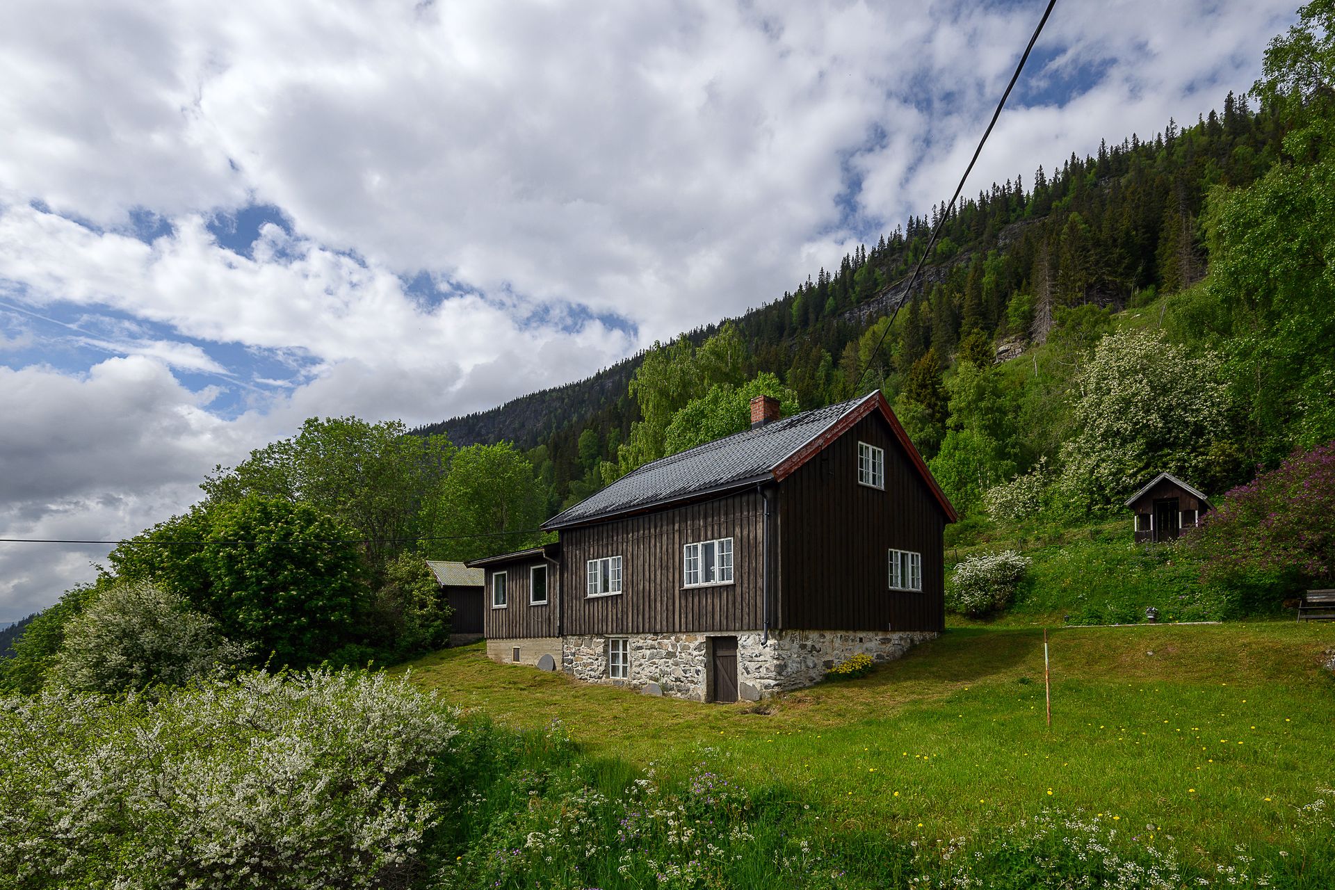 Enebolig med sjel, opprinnelig oppført i laftet tømmer i 1943. Eiendommen har et tilbygg fra 1974.. Bilde nummer 2 av 3