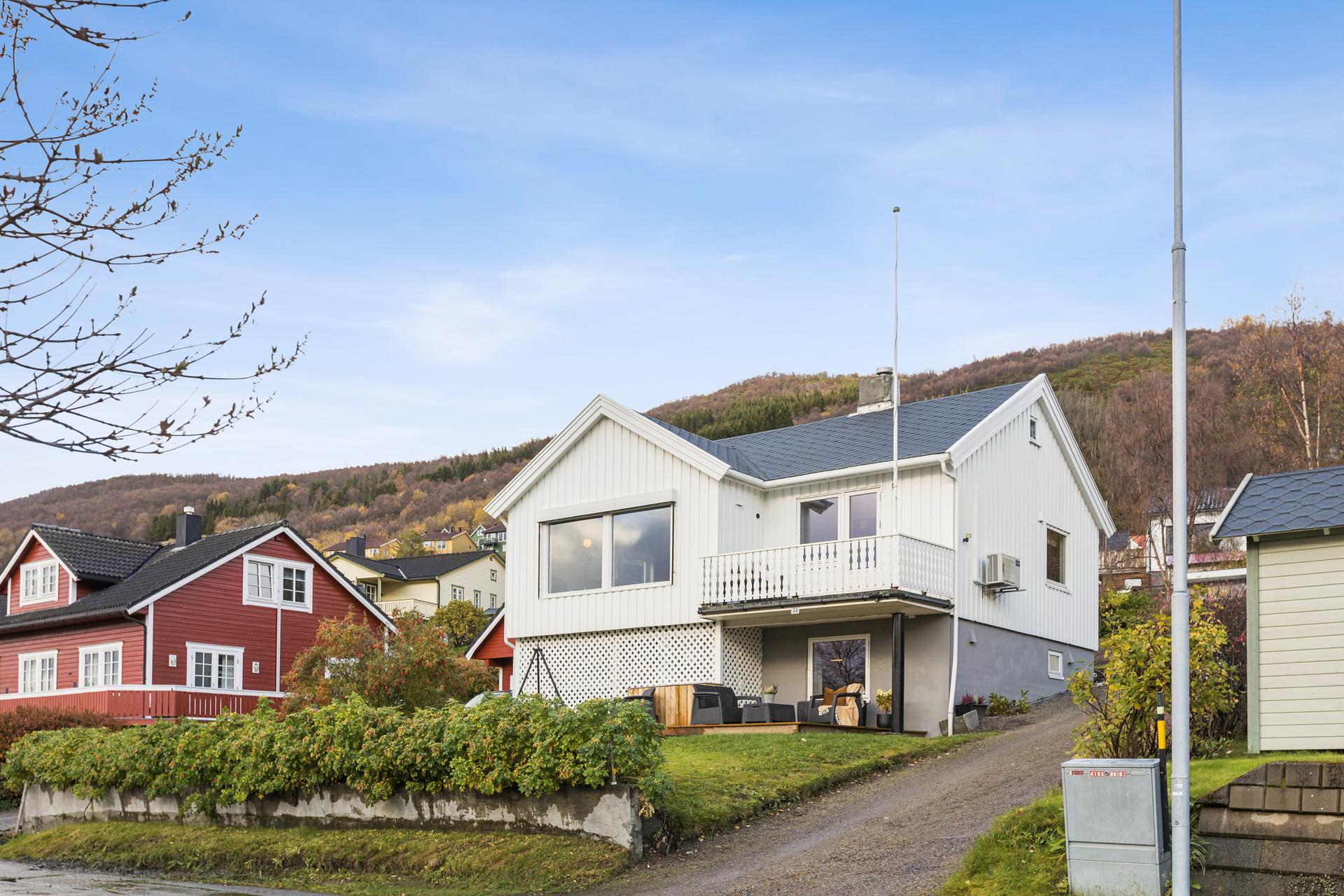 Eindommen ligger sentralt på Borkenes med gåavstand til det meste. Bilde nummer 2 av 3