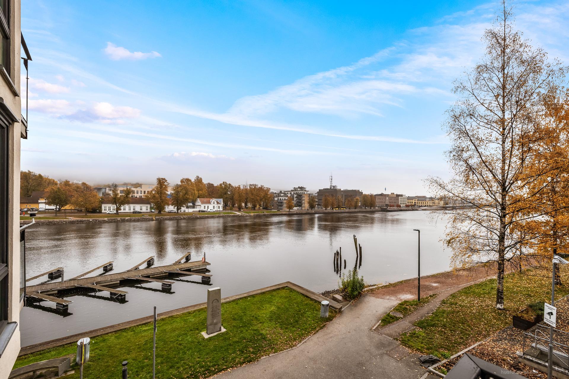 Utsikt mot Drammenselva og bryggeanlegget rett nedenfor bygget.. Bilde nummer 3 av 3