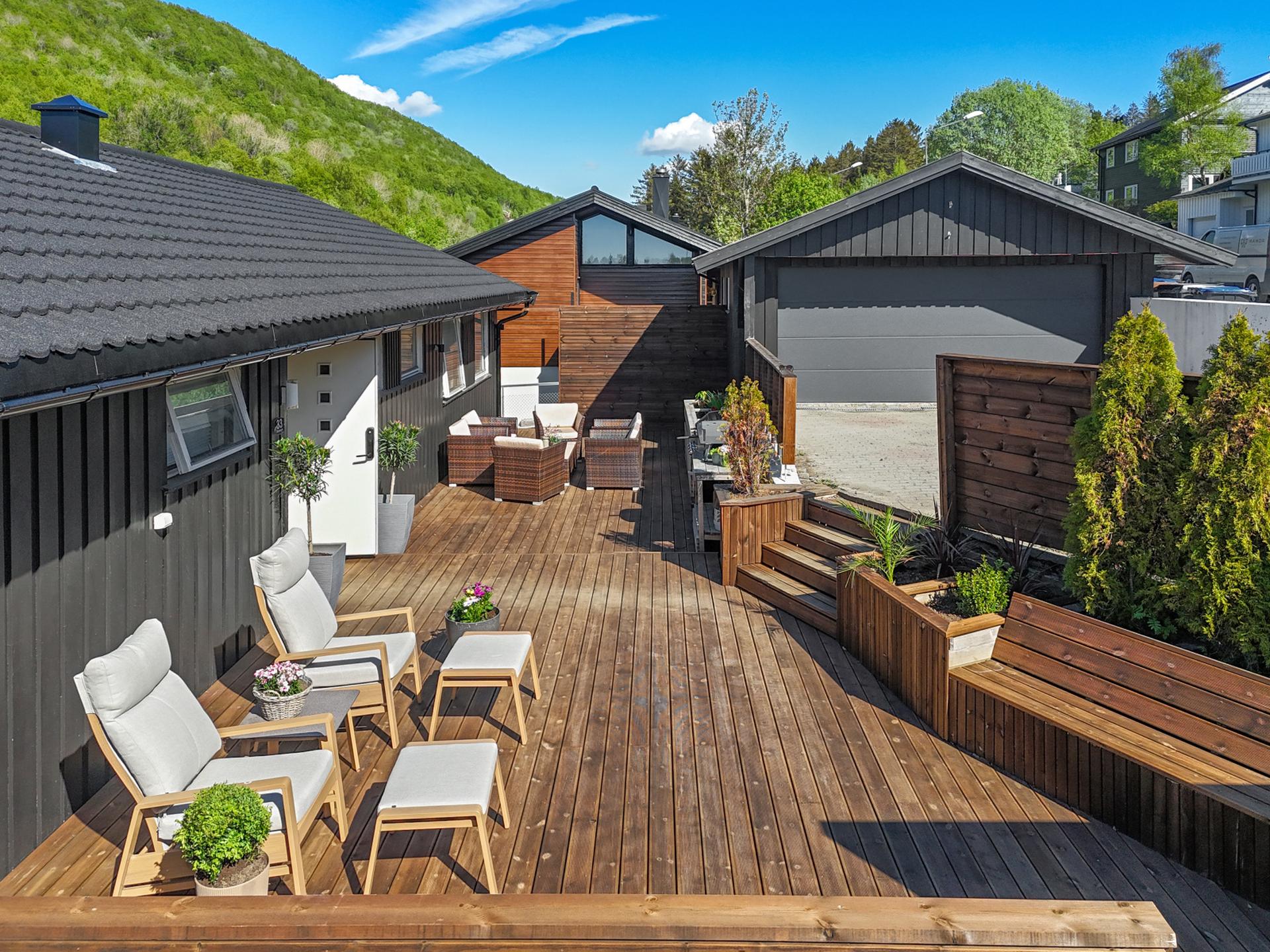 En innholdsrik enebolig med egen sokkelleilighet og en stor markterrasse på forsiden.. Bilde nummer 3 av 3