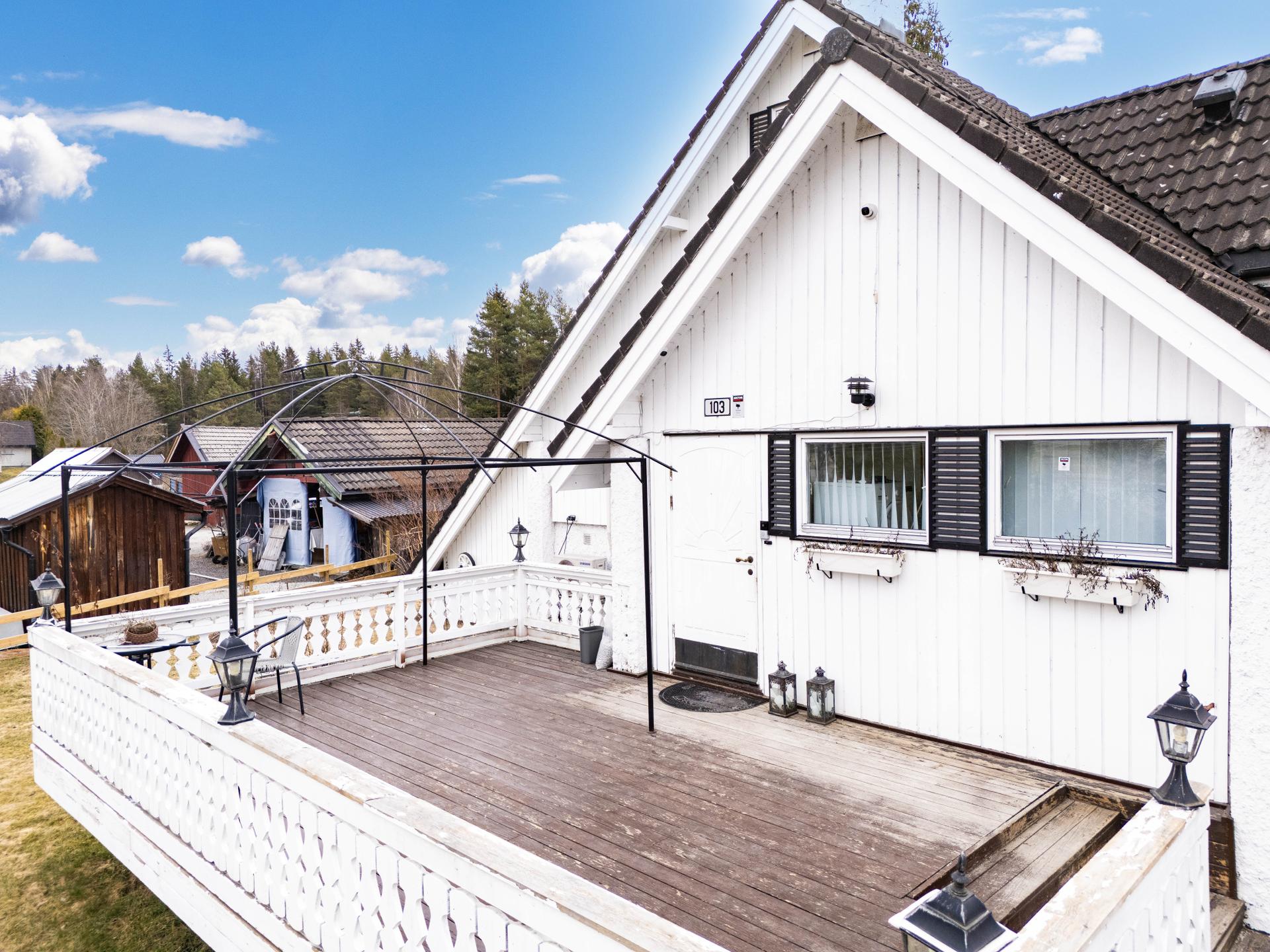 Boligen har store terrasser på både frem- og baksiden.. Bilde nummer 3 av 3
