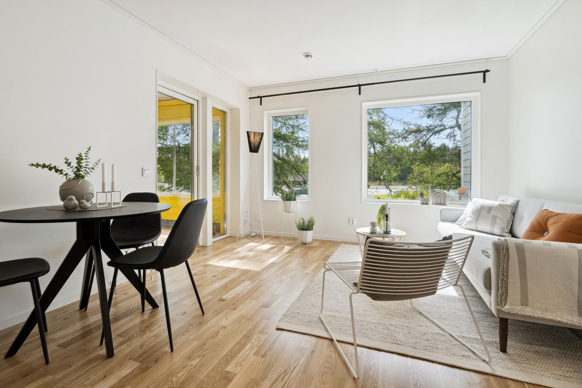 Stuen har vannbåren gulvvarme for jevn komfort, og direkte utgang til en innglasset balkong på 5 m².. Bilde nummer 2 av 3