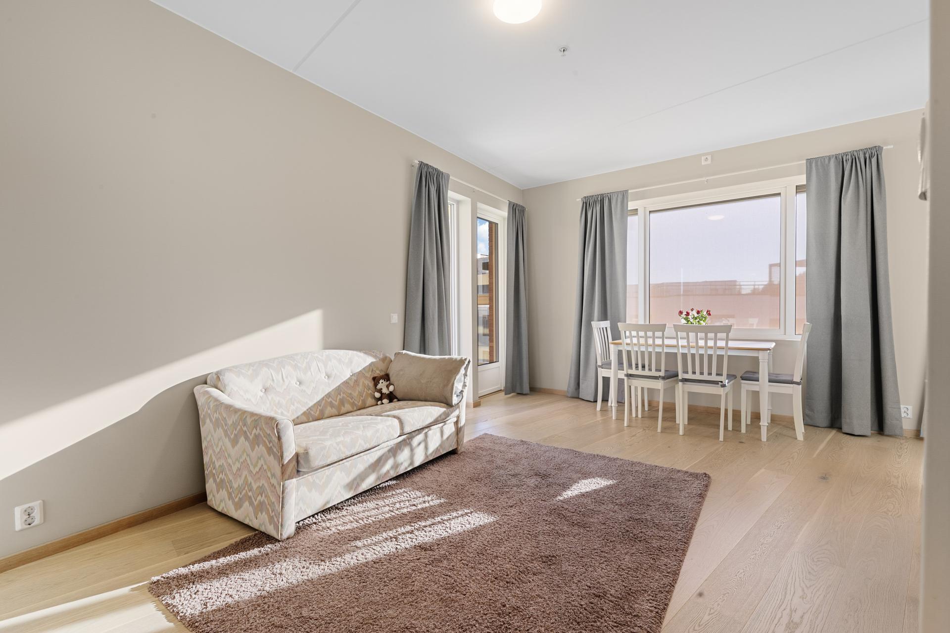 Romslig stue med plass til både sofa- og spisegruppe.. Bilde nummer 2 av 3