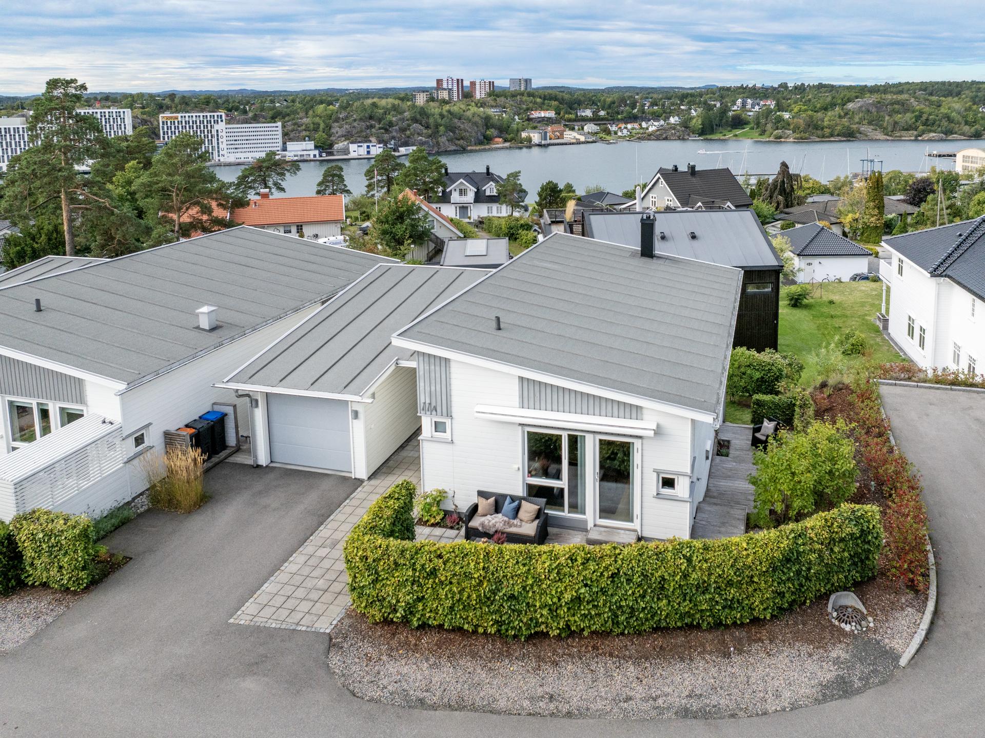 Stilren enebolig med sjøutsikt, innbydende uteområder, flott romfølelse og attraktiv beliggenhet nær fjorden. Bilde nummer 2 av 3