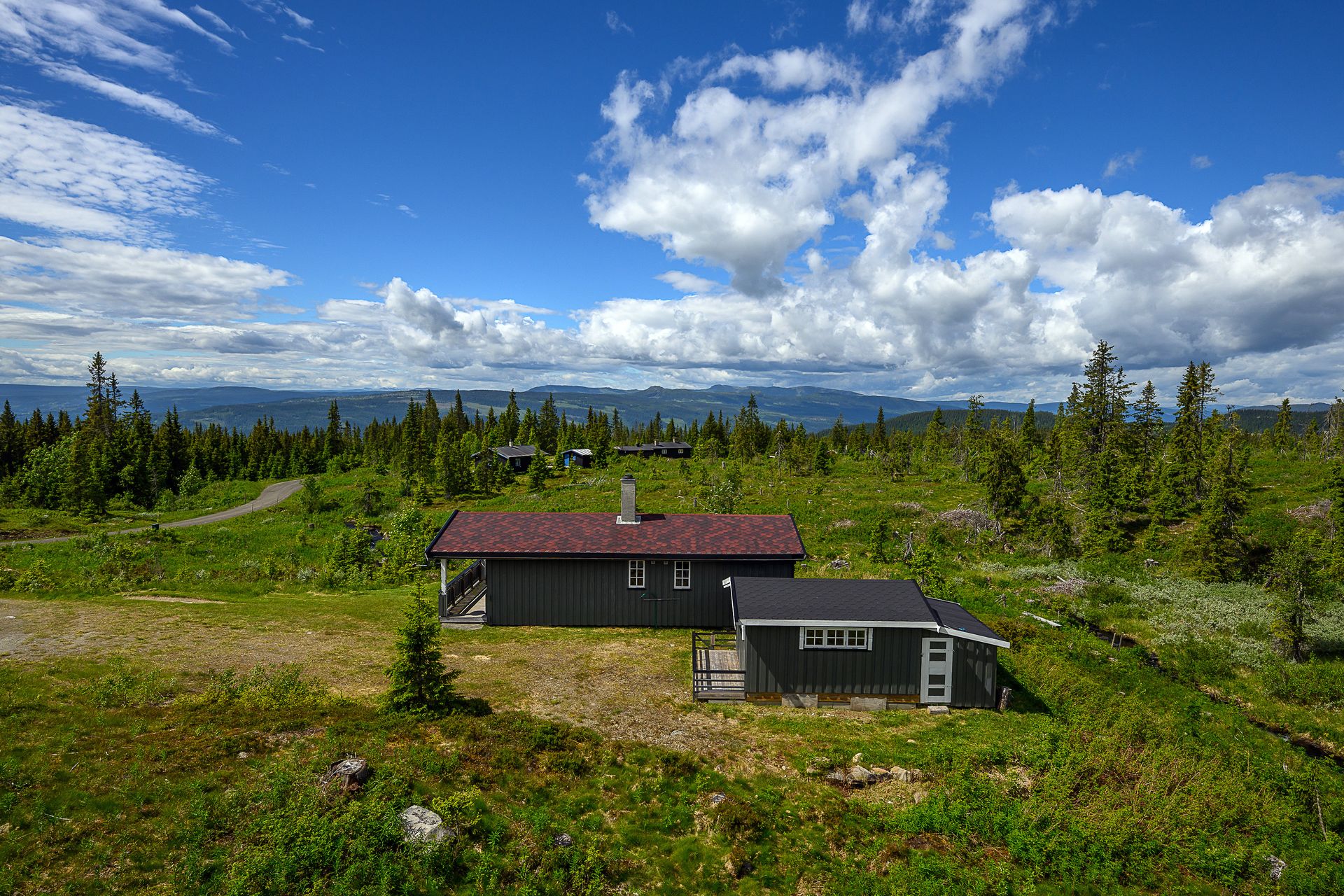 Usjenert fritidseiendom på en stor naturtomt på nesten to mål.. Bilde nummer 2 av 3
