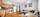 Leiligheten har en åpen stue- og kjøkkenløsning med gasspeis og gjennomgående eikeparkett.. Bilde nummer 2 av 3