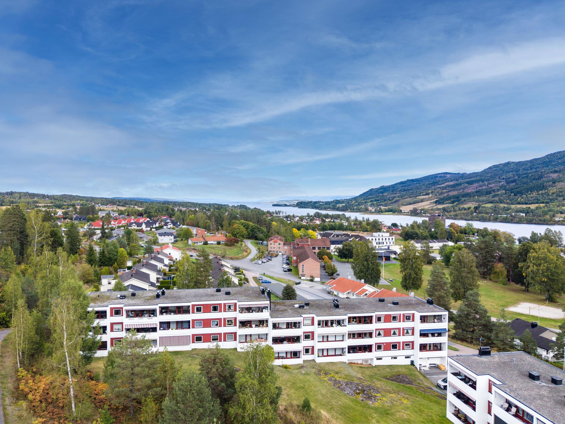 Vikersund sentrum med togstasjon, butikker og servicetilbud ligger omtrent ti minutters gange unna.. Bilde nummer 2 av 3
