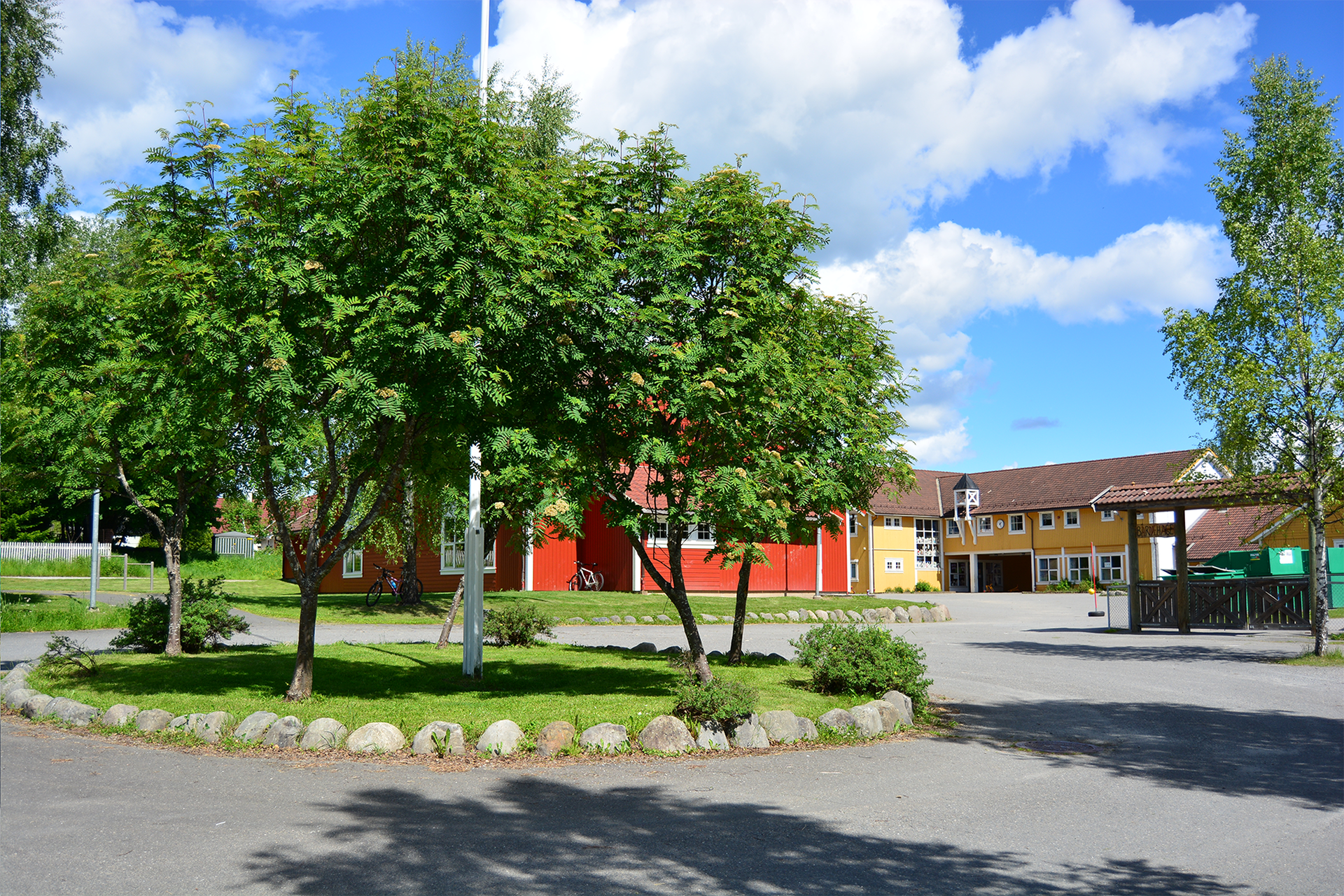 Ådalsbruk skole, en trygg og meget kort skolevei fra boligfeltet.. Bilde nummer 2 av 3