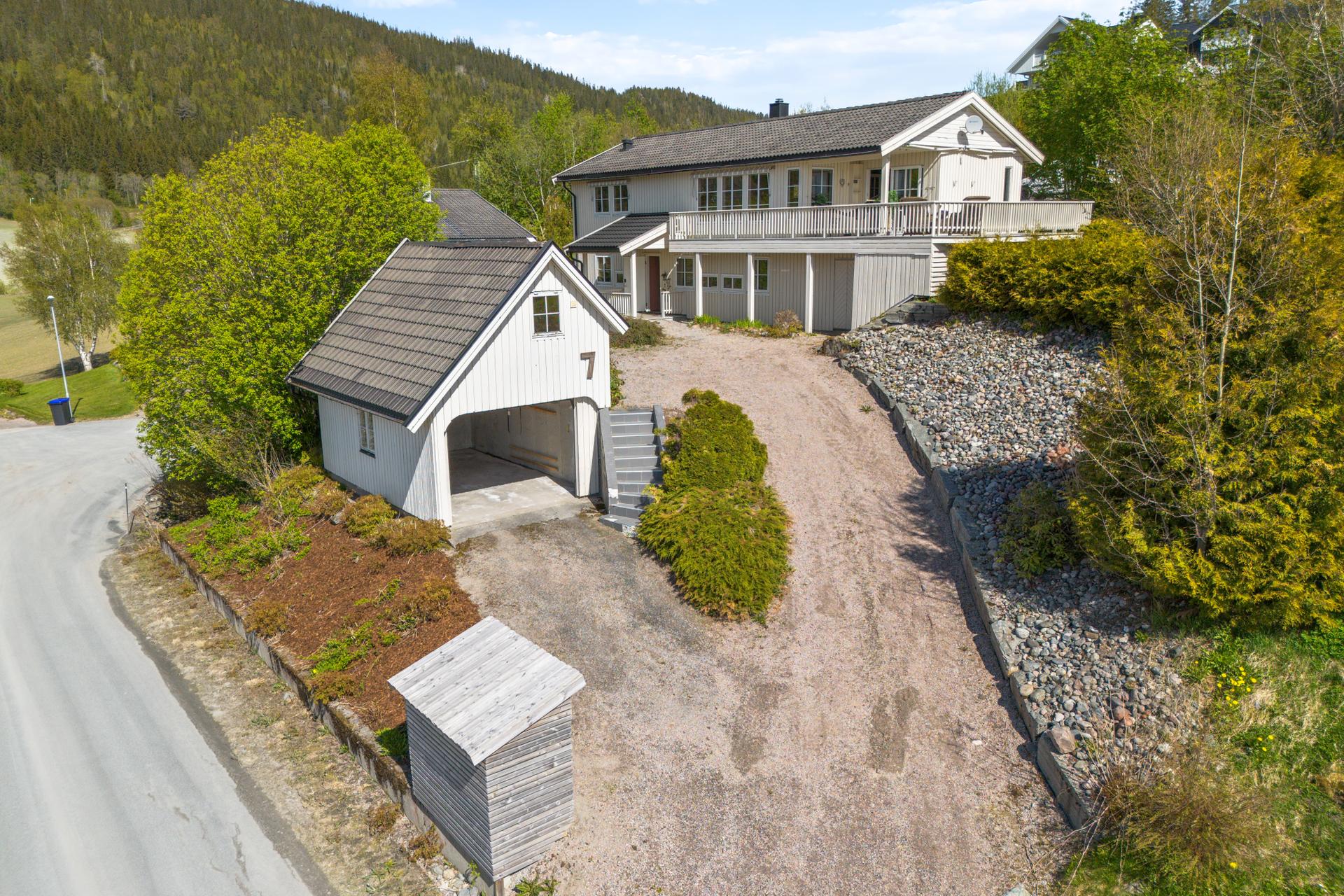 Innholdsrik og velholdt enebolig med garasje! . Bilde nummer 3 av 3