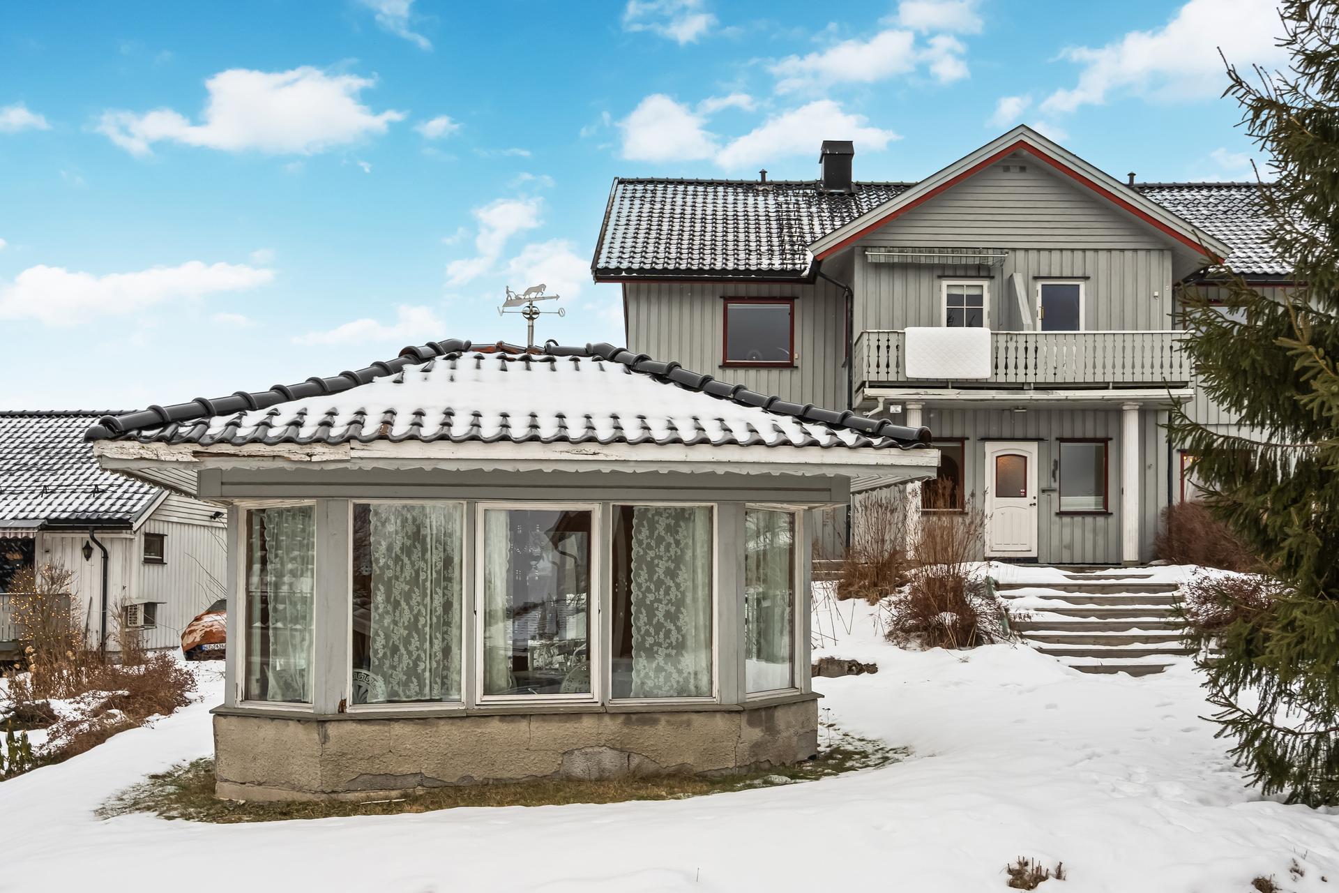 Koselig lysthus i hagen alle sameierne kan benytte. Bilde nummer 2 av 3