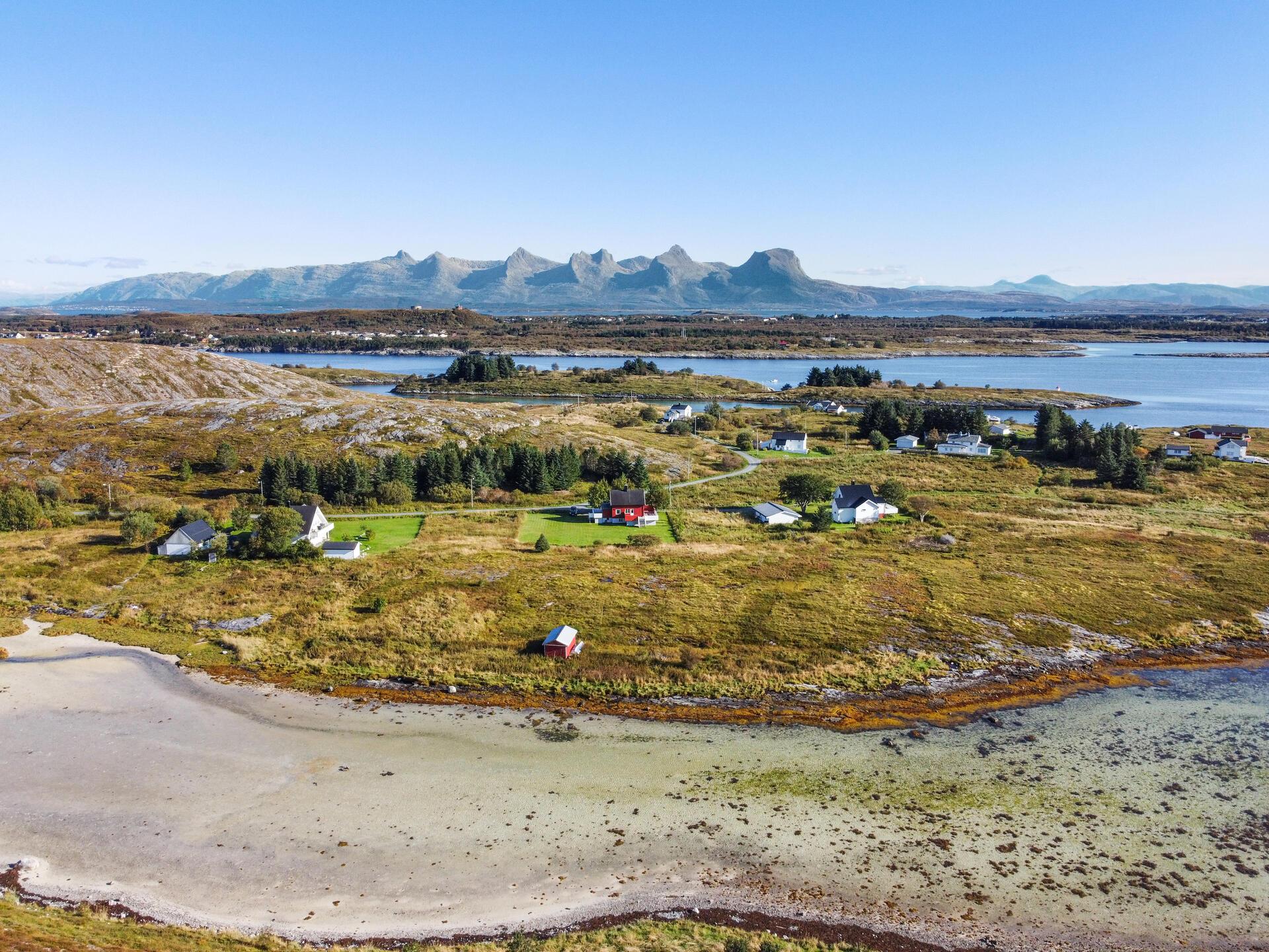 Frittliggende fritidsbolig med åpen utsikt mot fjellkjeden De syv søstre.. Bilde nummer 2 av 3
