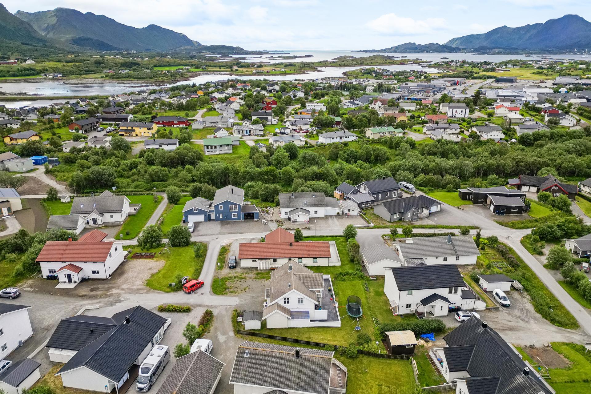 Eiendommen har en svært populær beliggenhet i Torvhauan boligfelt, like utenfor Leknes sentrum. Det er en utrolig fin kombinasjon av sentrumsnærhet, samtidig som denne delen av Leknes er tilbaketrukket og har nærhet til marka. . Bilde nummer 3 av 3