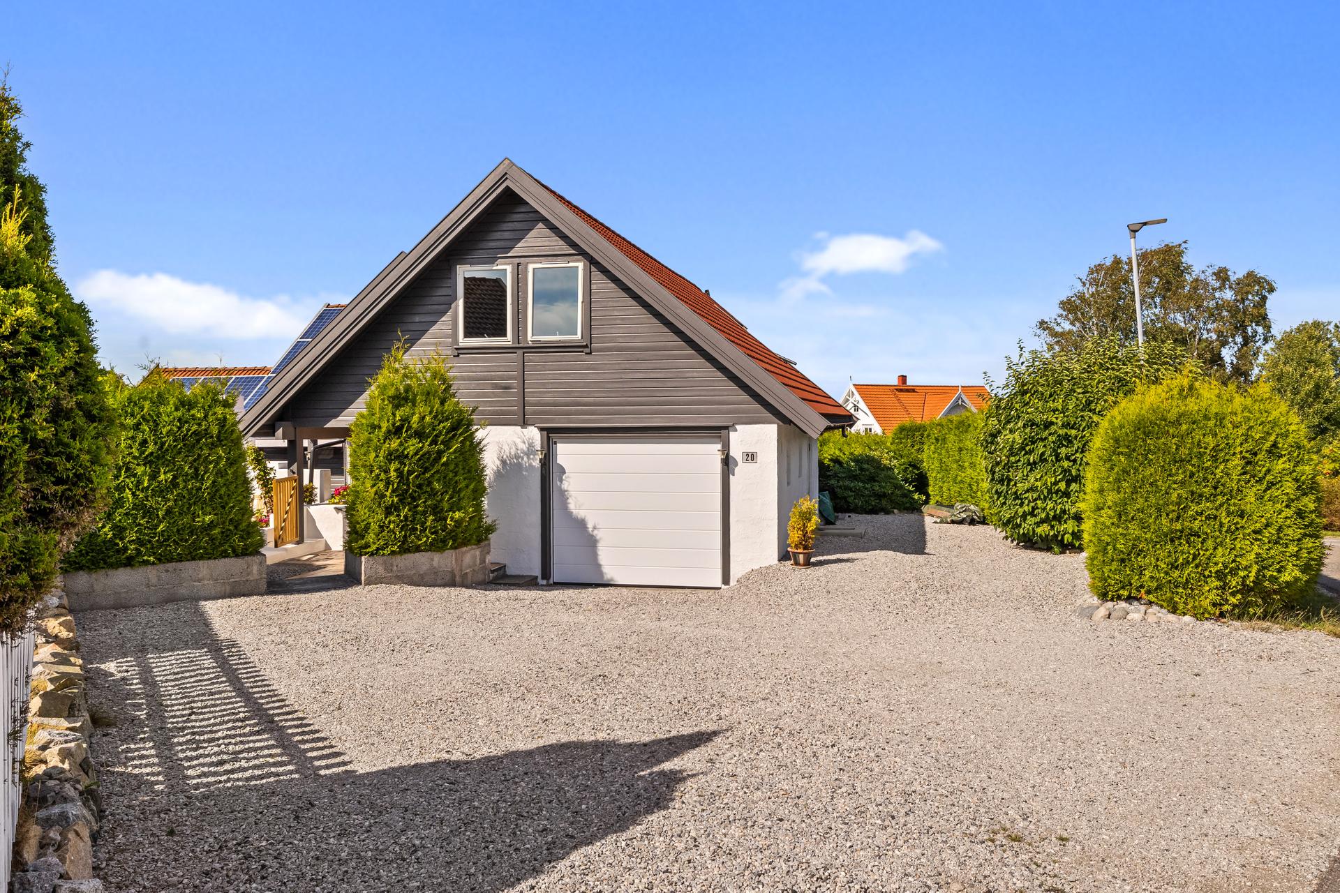 Stor gruset gårdsplass. Garasje med direkte innvendig adkomst til huset samt innredet 2. etasje.. Bilde nummer 3 av 3