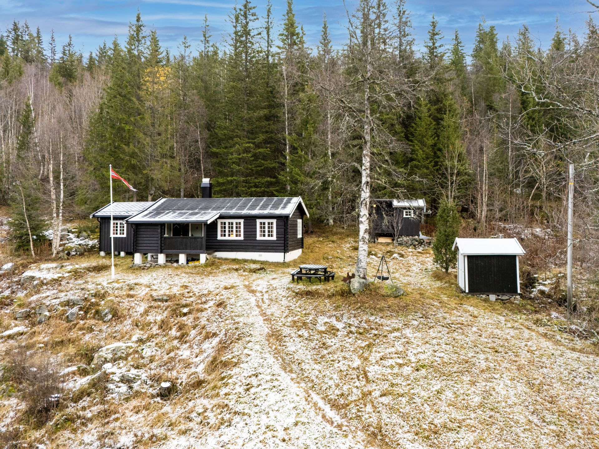 Hytta ligger i relativt usjenerende omgivelser med god avstand til naboer. Fra eiendommen er det kort vei til både Haglebu og Sandvasseter for turmuligheter  hele året. Bilde nummer 2 av 3