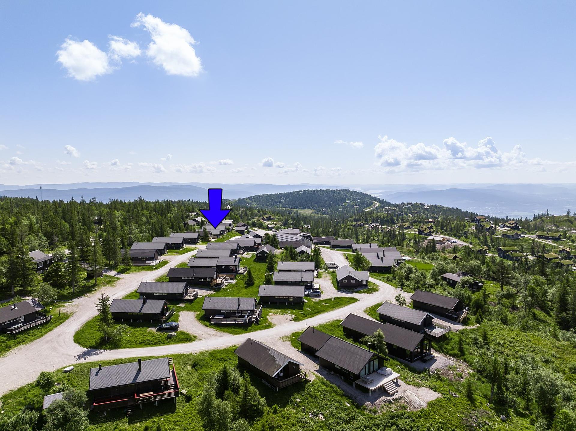 Pen og velholdt 3-roms hytte på Lifjell med solrik beliggenhet og umiddelbar nærhet til skiløyper, turområder og alpinanlegg.. Bilde nummer 2 av 3