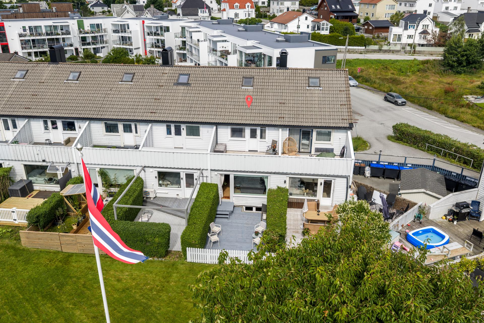 Innholdsrikt rekkehus over fire plan med en sentral beliggenhet i Haugesund.. Bilde nummer 2 av 3