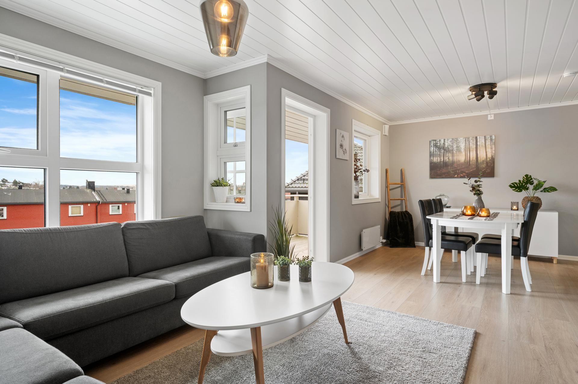 Første etasje har en åpen løsning mellom stue, spisestue og kjøkken, som skaper en sosial sone.. Bilde nummer 3 av 3