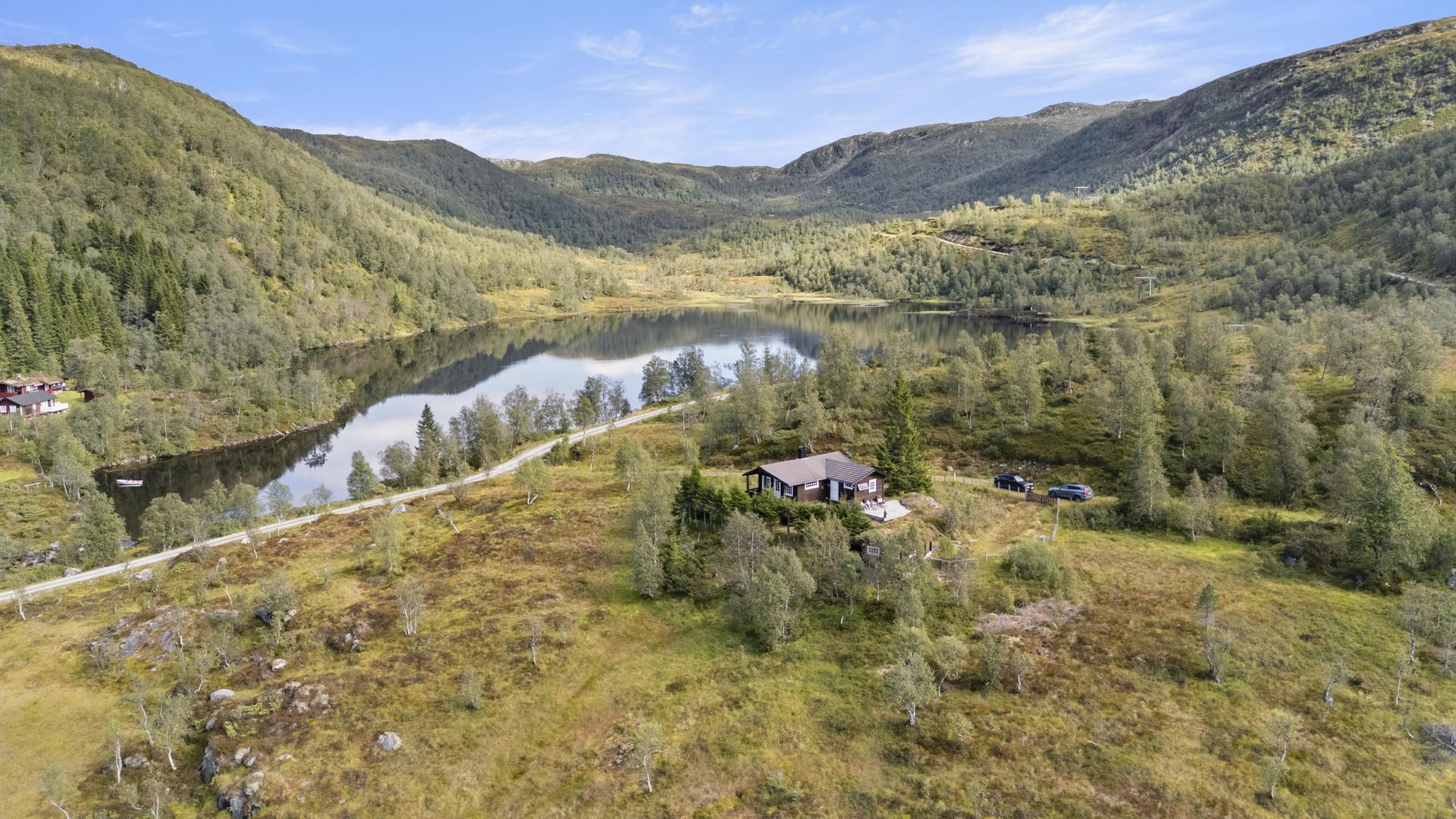 Eigedomen ligg fint til i stølsområde i fjellet over Dalsfjorden i Sunnfjord kommune. Bilde nummer 2 av 3