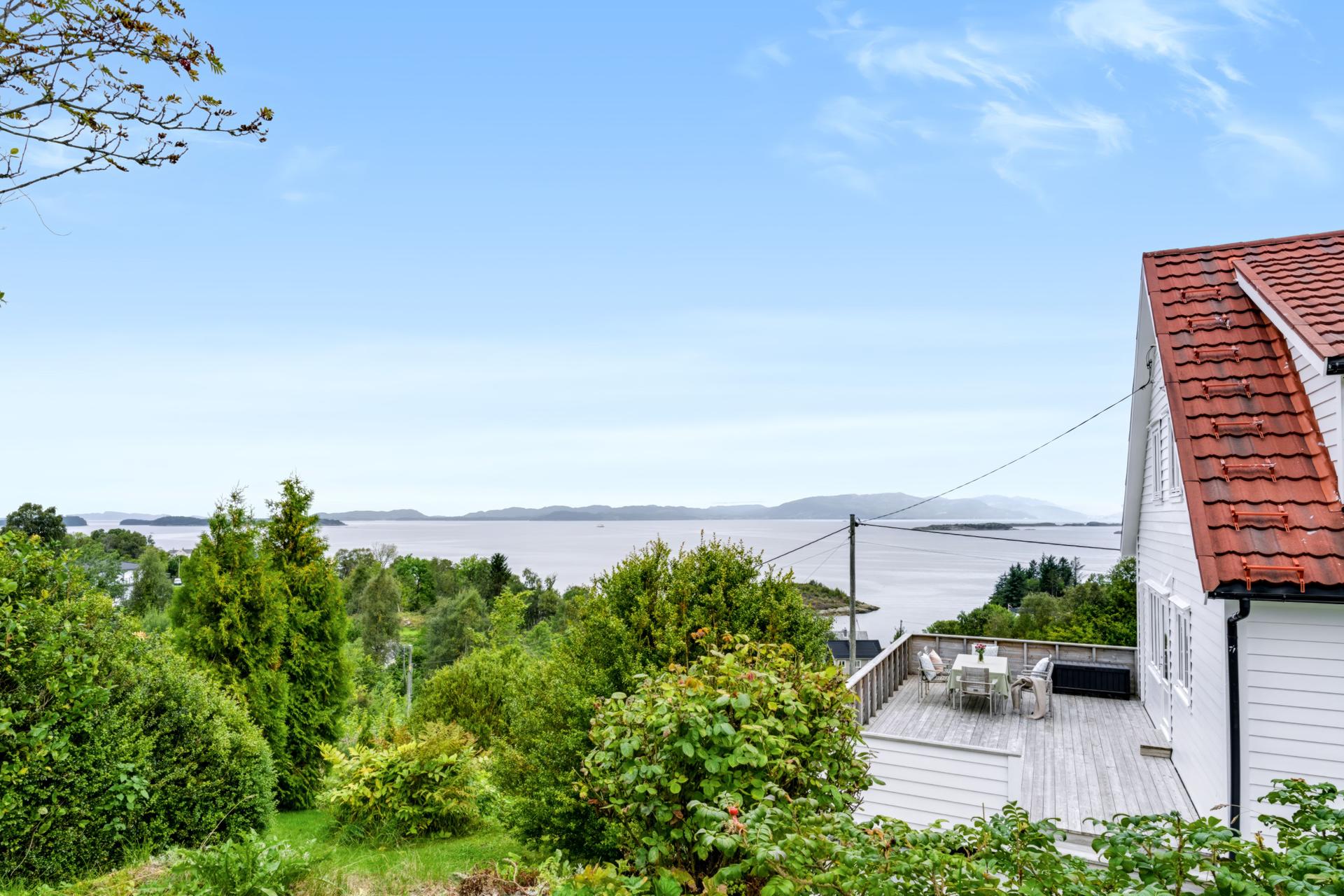 Flott utsikt over fjorden og landskapet fra terrassen.. Bilde nummer 3 av 3