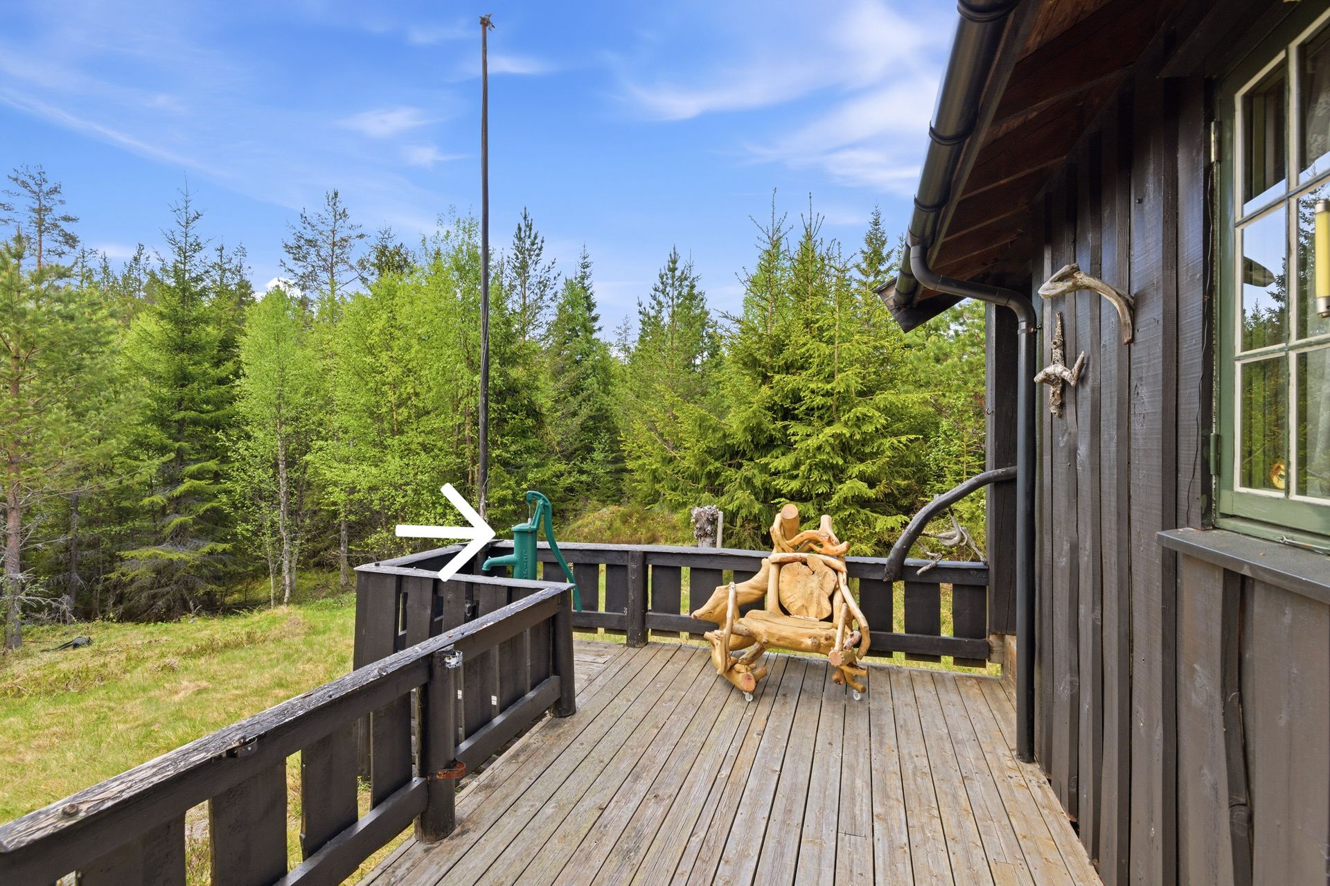 Veldig praktisk med borebrønn med håndpumpe på terrassen. Se pil. . Bilde nummer 3 av 3