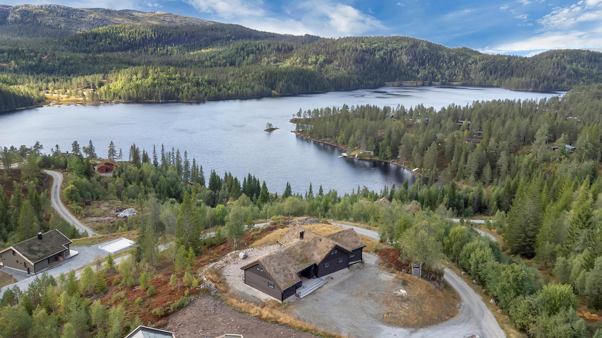 Dette er en gjennomført og lekker hytte fra 2022, på svært attraktiv utsiktstomt.. Bilde nummer 2 av 3