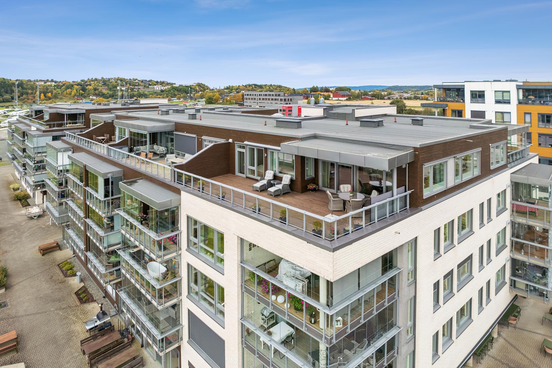 Vestvendt takterrasse med fri utsikt over Eidsbotn og god plass til flere sittegrupper.. Bilde nummer 2 av 3